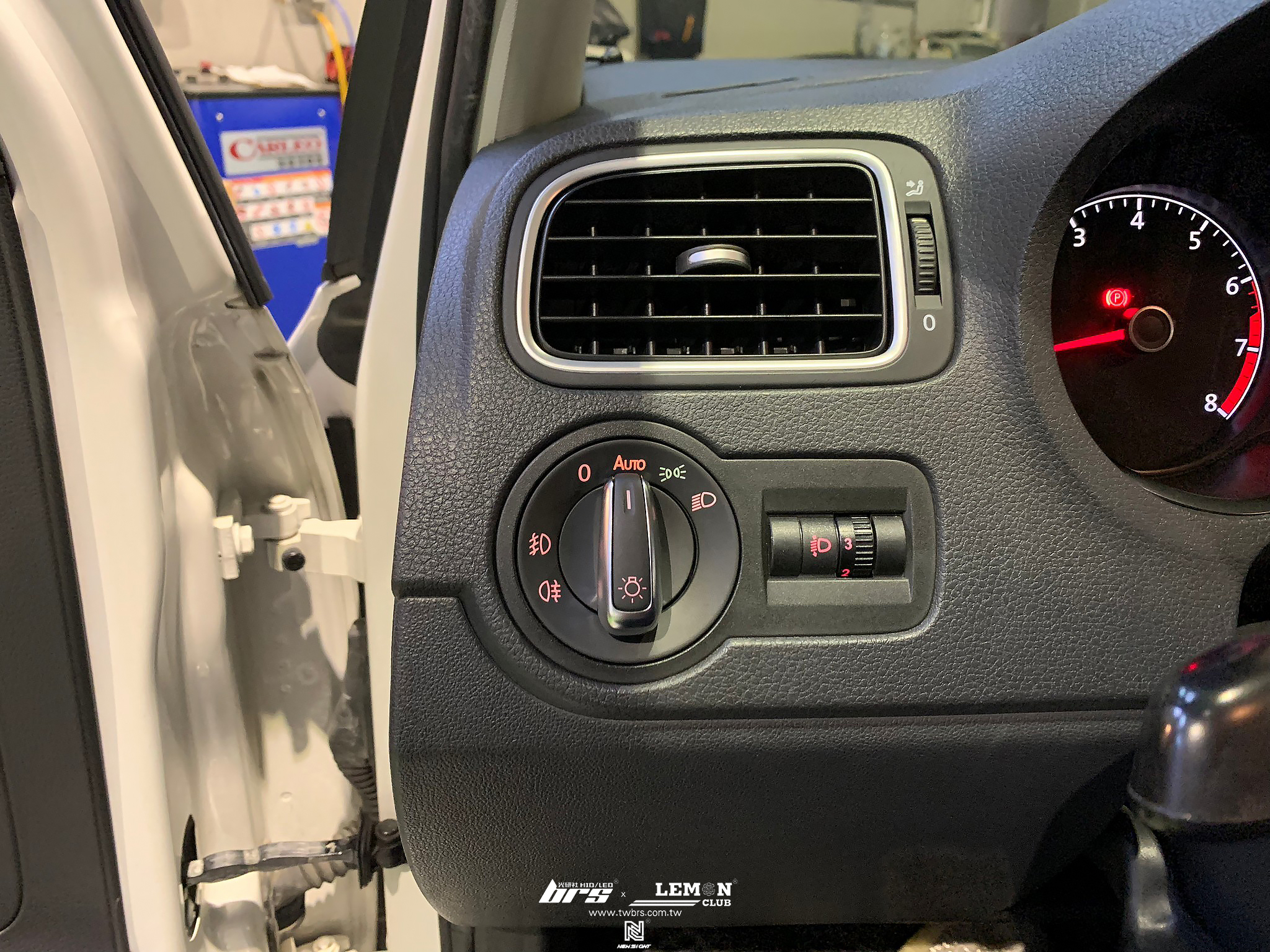 Volkswagen Polo 安裝 電動折疊後視鏡+自動大燈開關