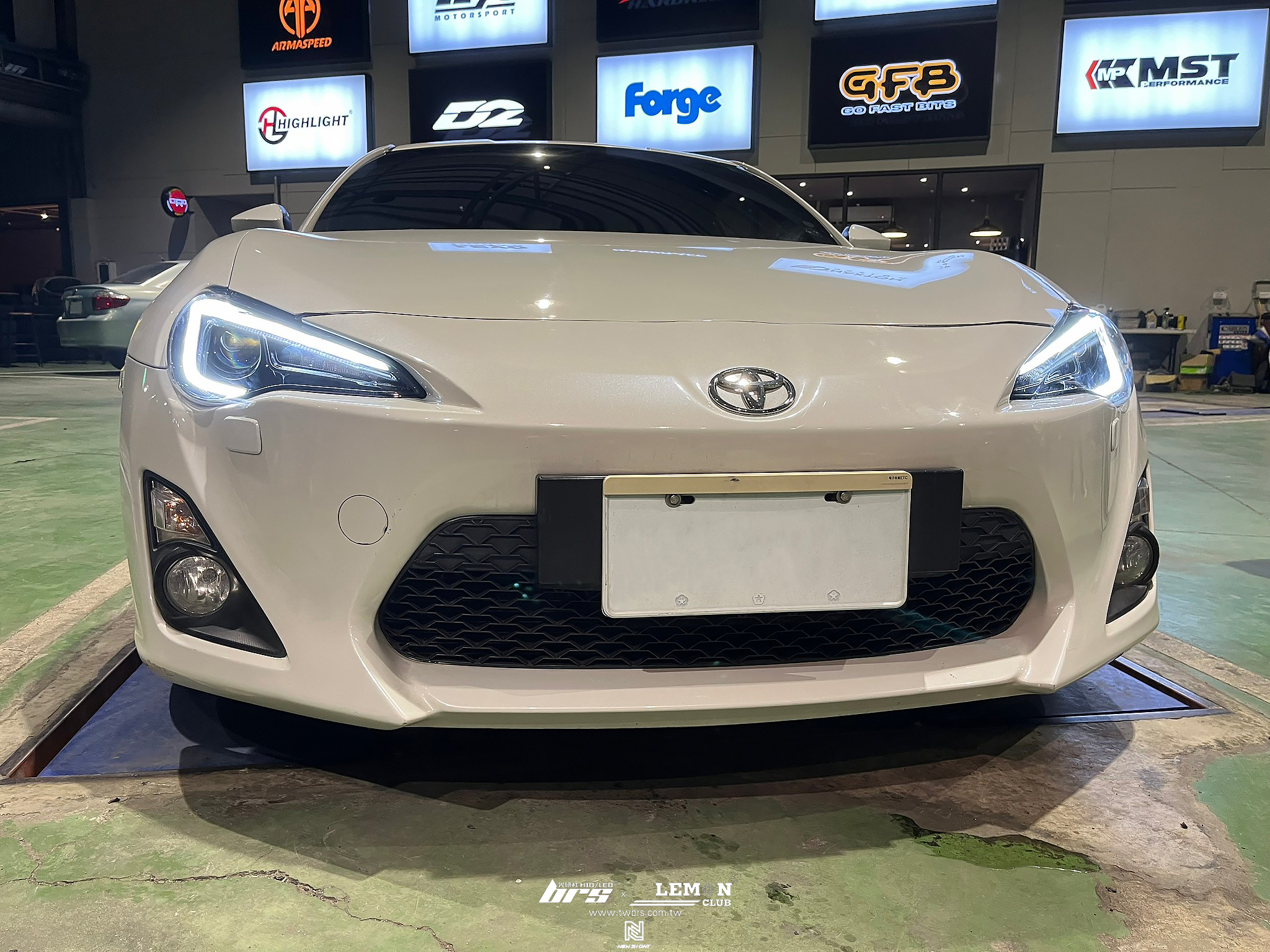 Toyota 86 安裝 魚眼大燈總成+大燈HIGHLIGHT SE款(一般款) 6000K LED
