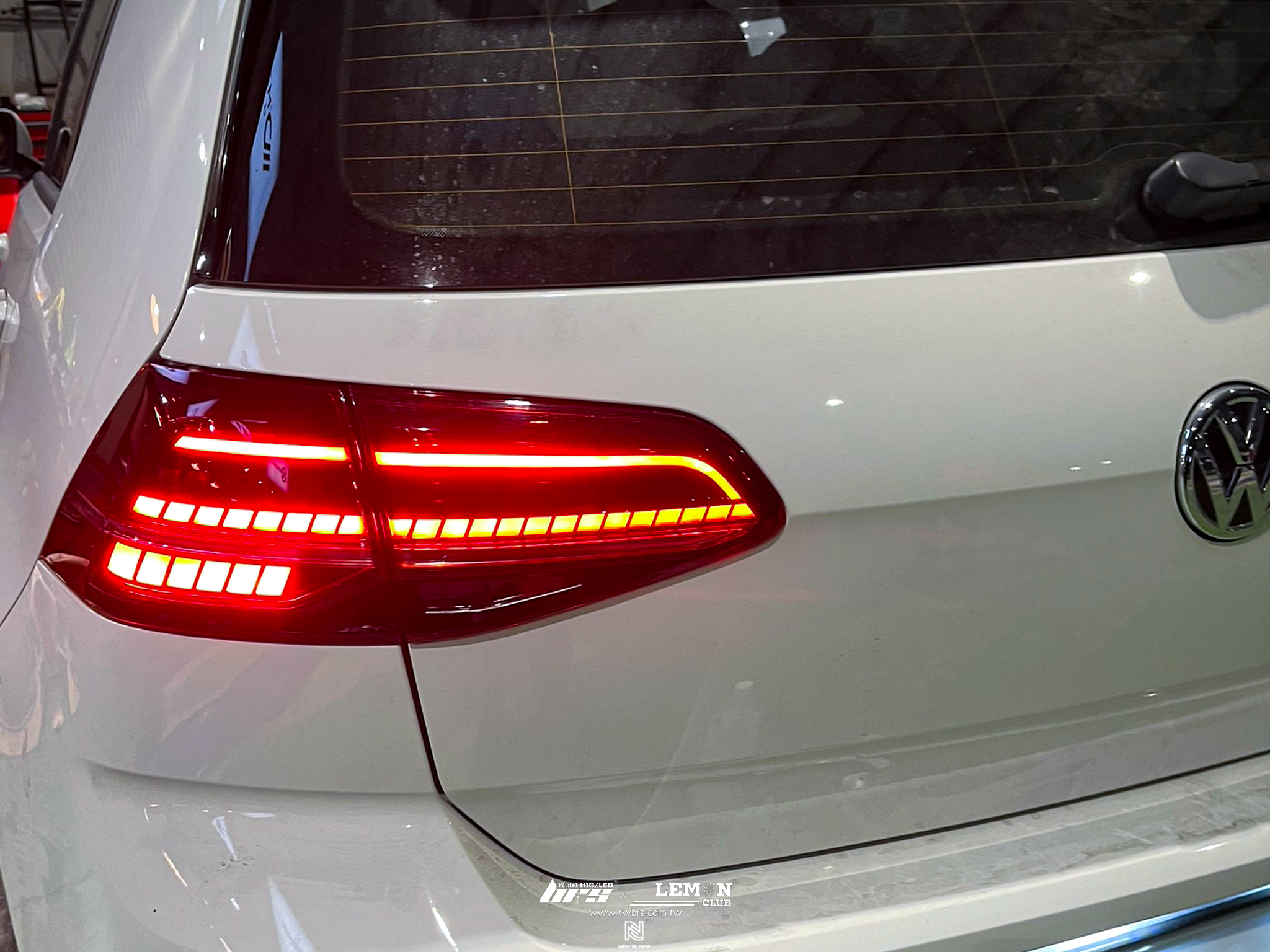 Volkswagen Golf 7.5 安裝 7.5R側裙-右邊+副廠流水LED尾燈+類MAX尾翼