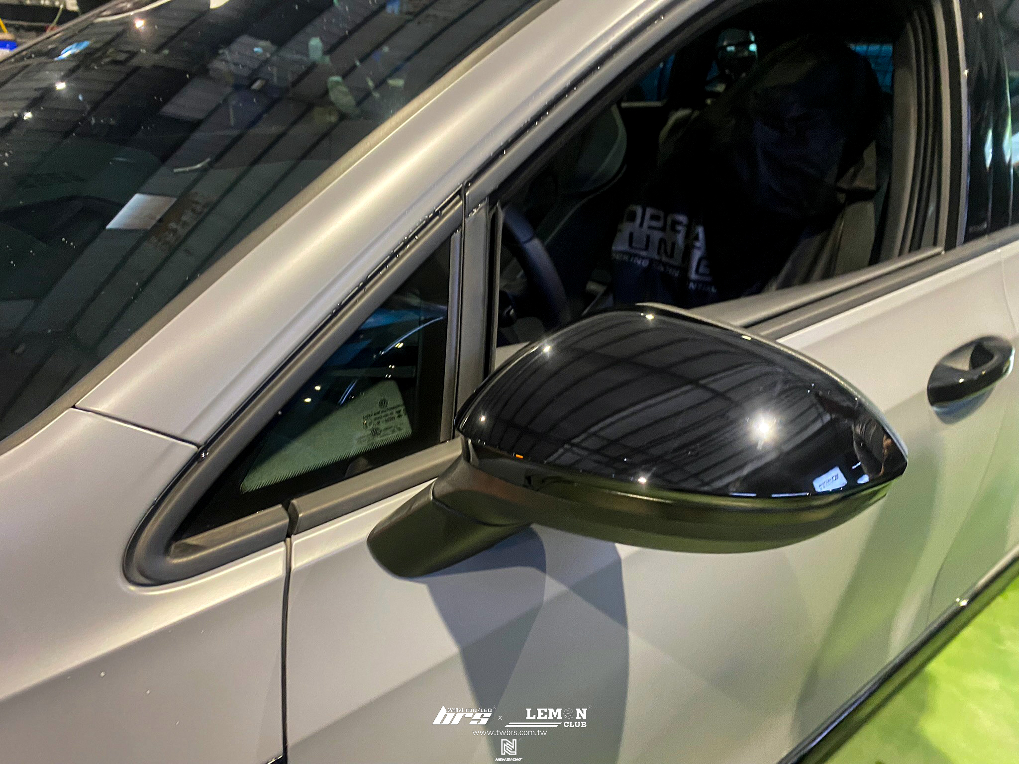 Volkswagen Golf 8 安裝 鋼琴黑後視鏡蓋