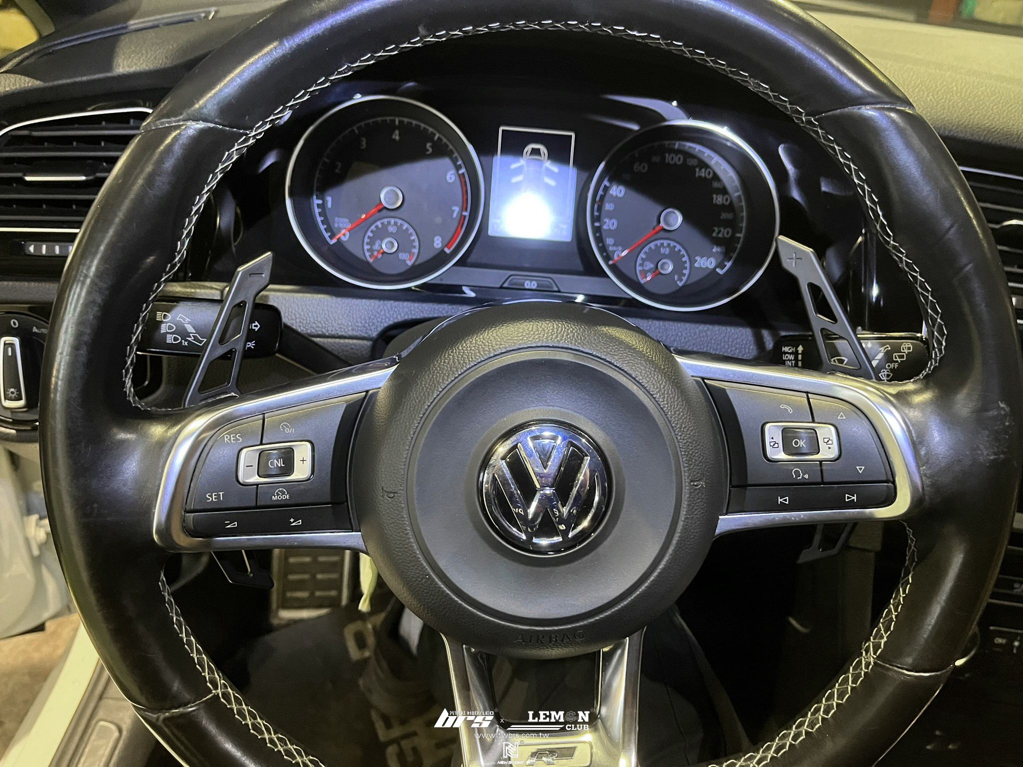 Volkswagen Golf 7 安裝 後座USB充電座+類O尾翼+Leyo換檔撥片