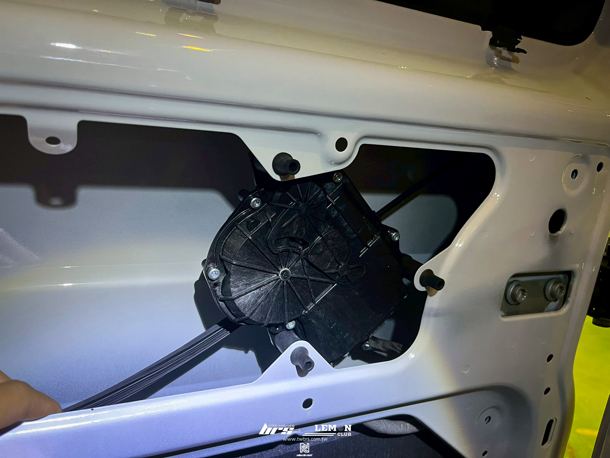 Volkswagen T6.1 安裝 原廠電吸中門套件