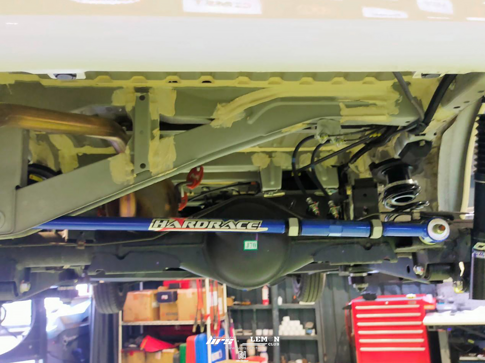 Toyota Town Ace 安裝 D2避震器+HARDRACE 後側第五連桿+HARDRACE 後彈簧緩衝塊+D1 Spec油門加速器