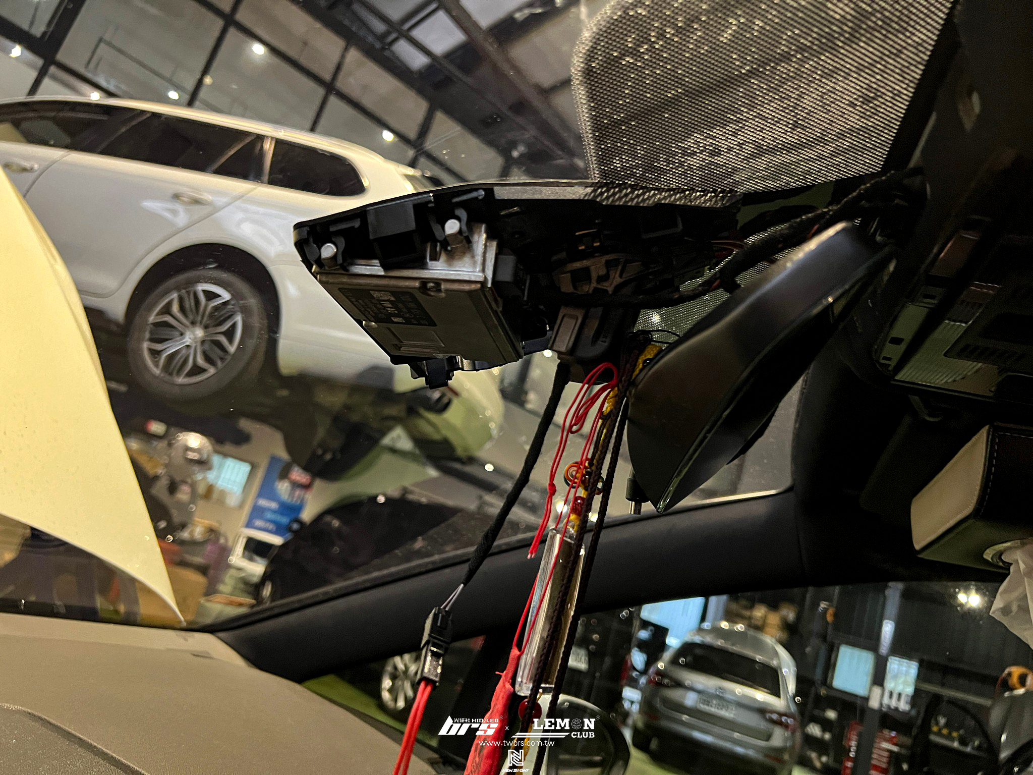 Volkswagen Sportsvan 安裝 免換玻璃車道保持套件