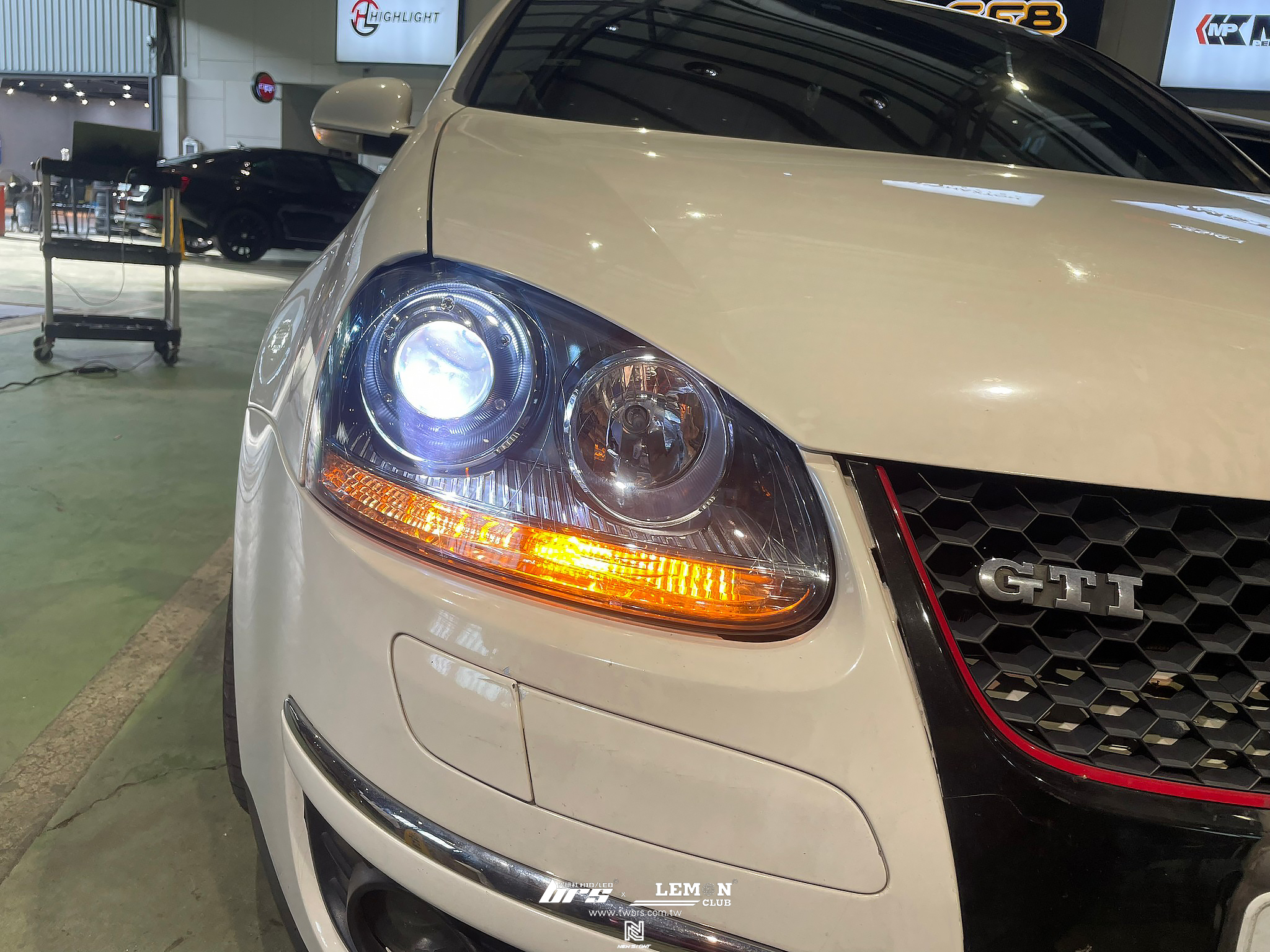 Volkswagen Golf 5 GTI 安裝 魚眼大燈總成