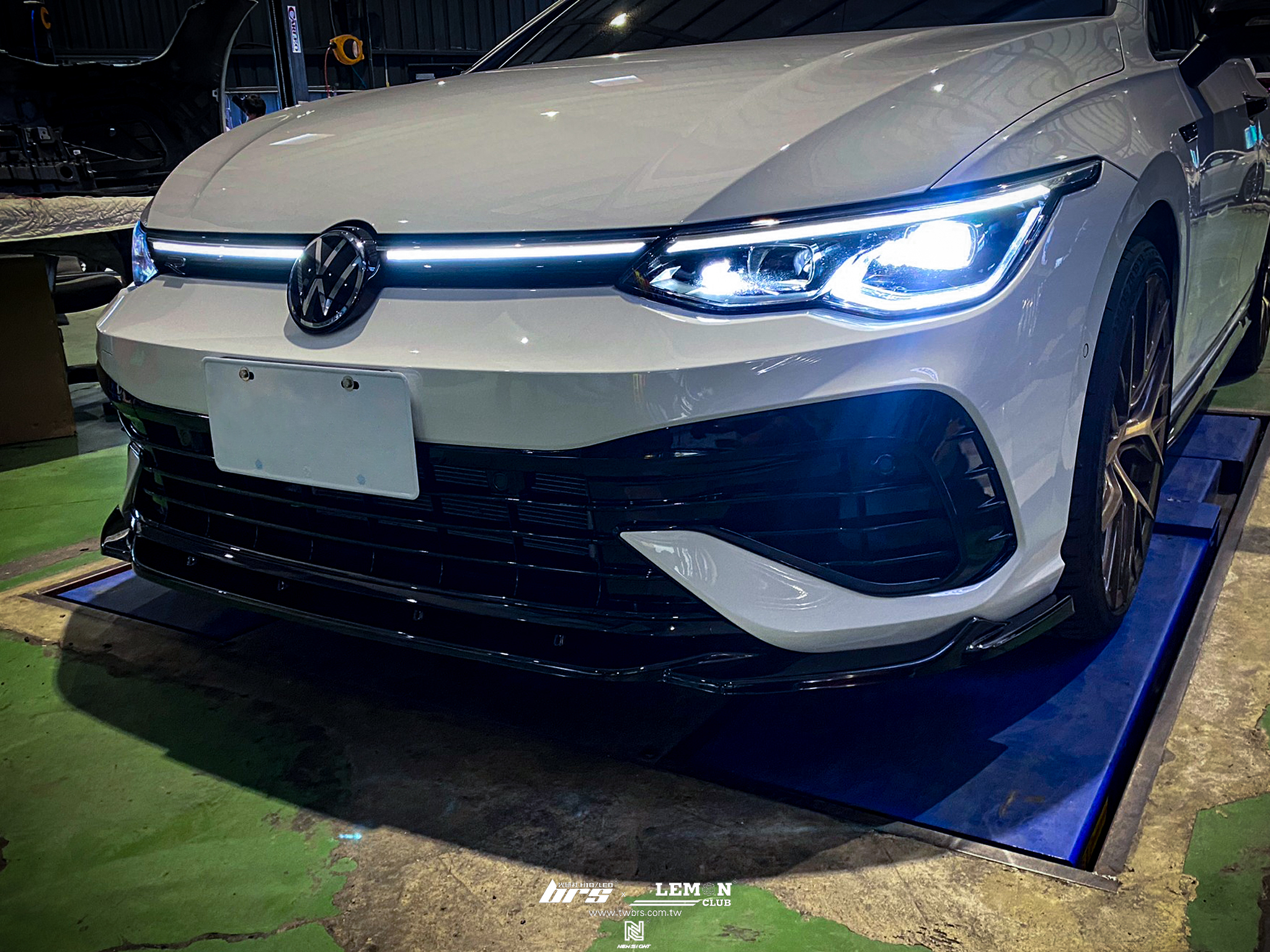 Volkswagen Golf 8 安裝 R 前保桿+R 類MAX前下巴