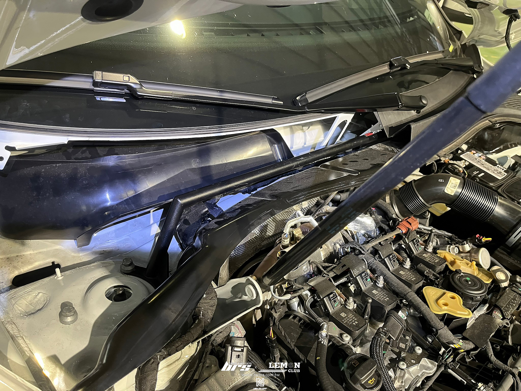 Volkswagen New Tiguan 安裝 KCDesign引擎室結構桿+Leyo透明換檔撥片+MQB外置空氣濾芯