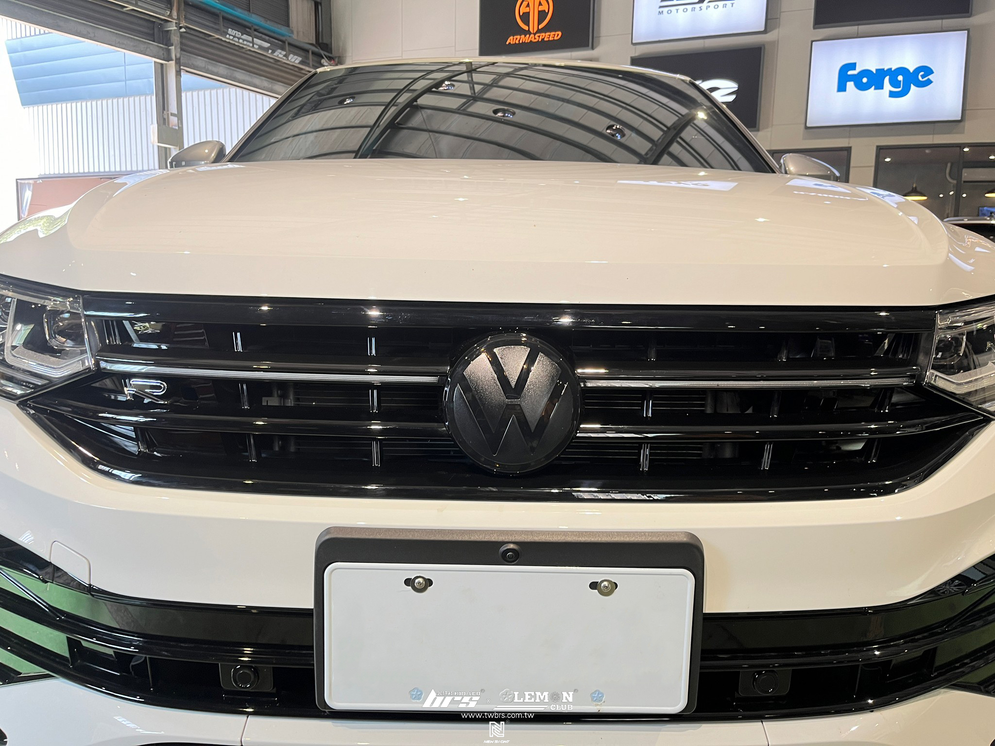 Volkswagen New Tiguan 安裝 前水箱罩黑標+後尾廂黑標+21年式Tiguan夜色套件+21年式Tiguan水箱罩夜色套件