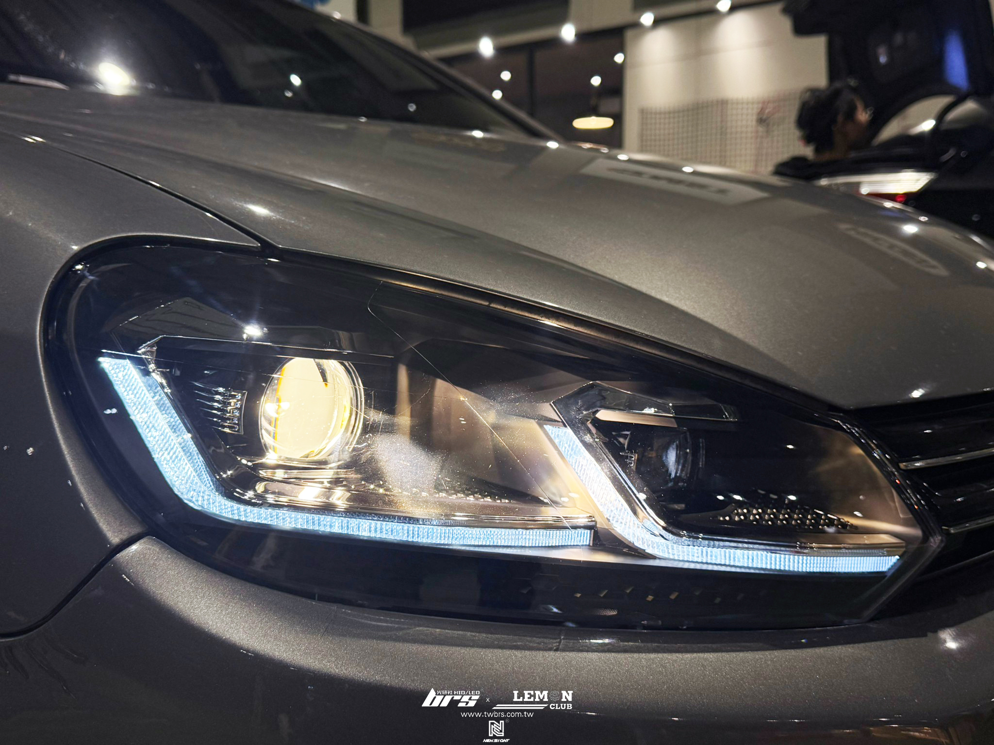 Volkswagen Golf 6 安裝 6改7.5式樣銀線魚眼大燈總成