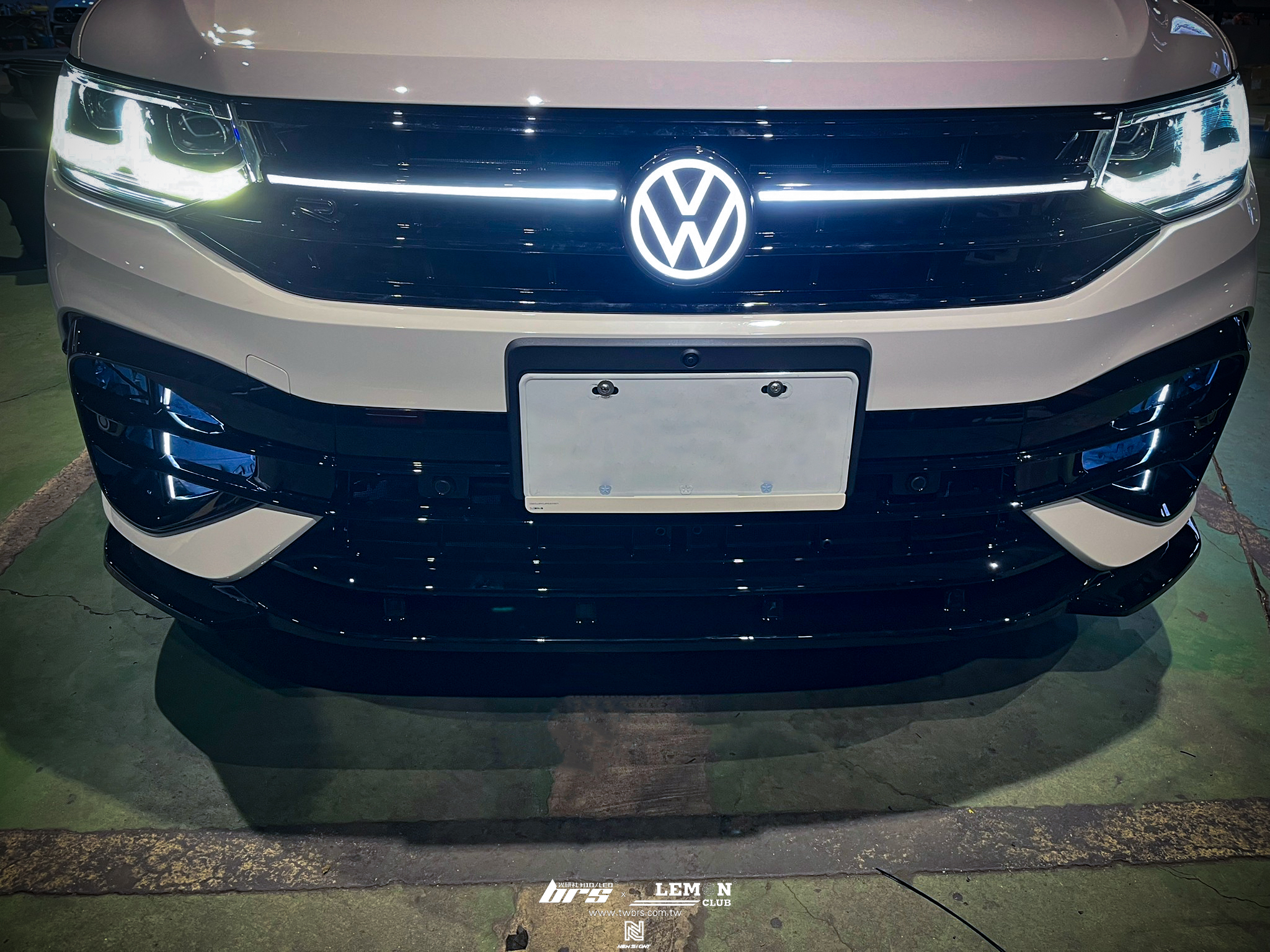 Volkswagen New Tiguan R 安裝 後下擾流+類MAX前下巴+21年式日行燈水箱罩+發光廠徽
