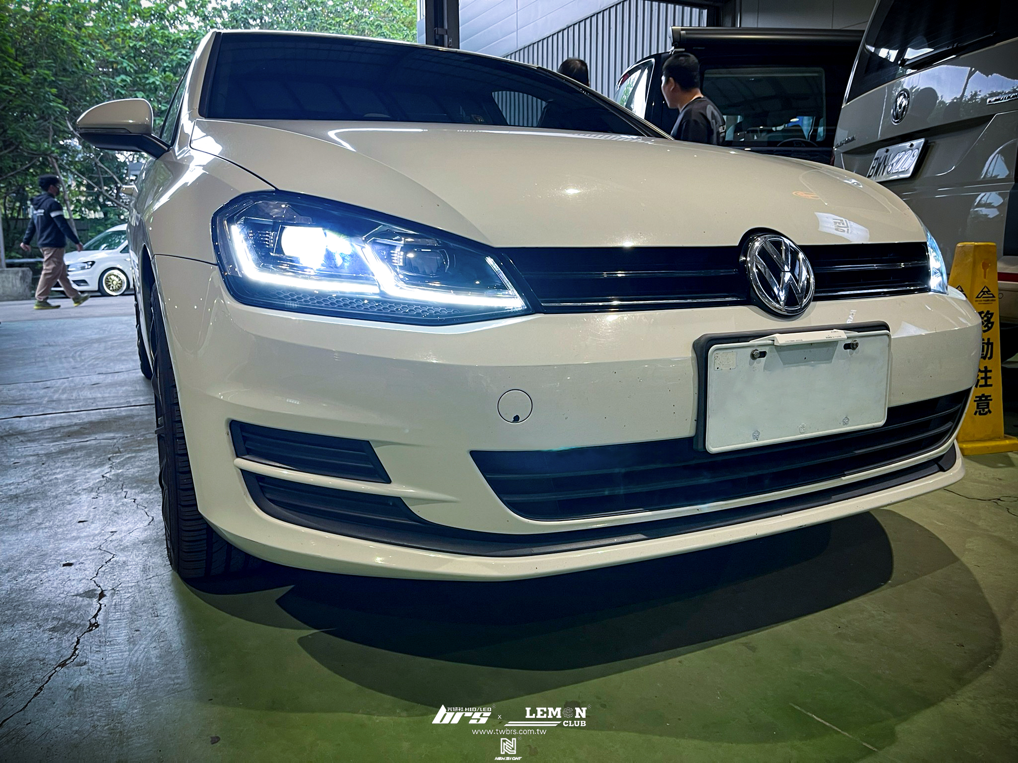 Volkswagen Golf 7 安裝 7改7.5銀線魚眼大燈總成