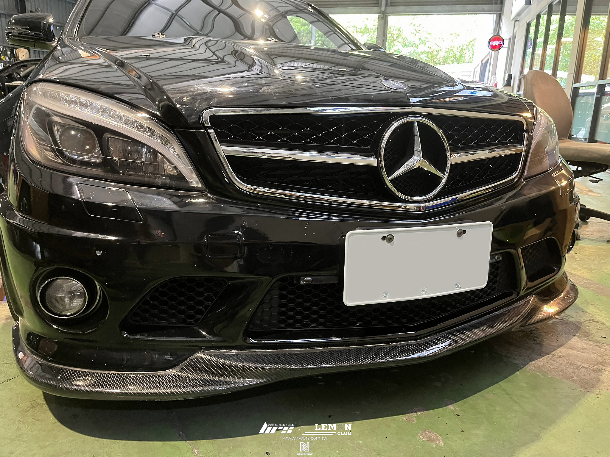 Benz C300 安裝 C63水箱罩+C63車牌框