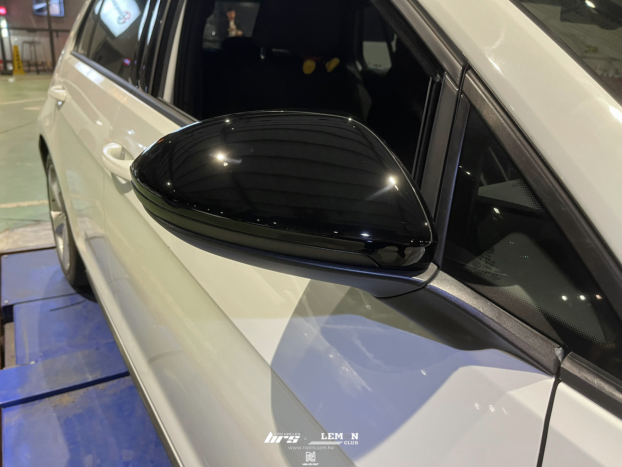 Volkswagen Golf 7 安裝 原廠鋼琴烤漆後視鏡蓋+後視鏡流水方向燈