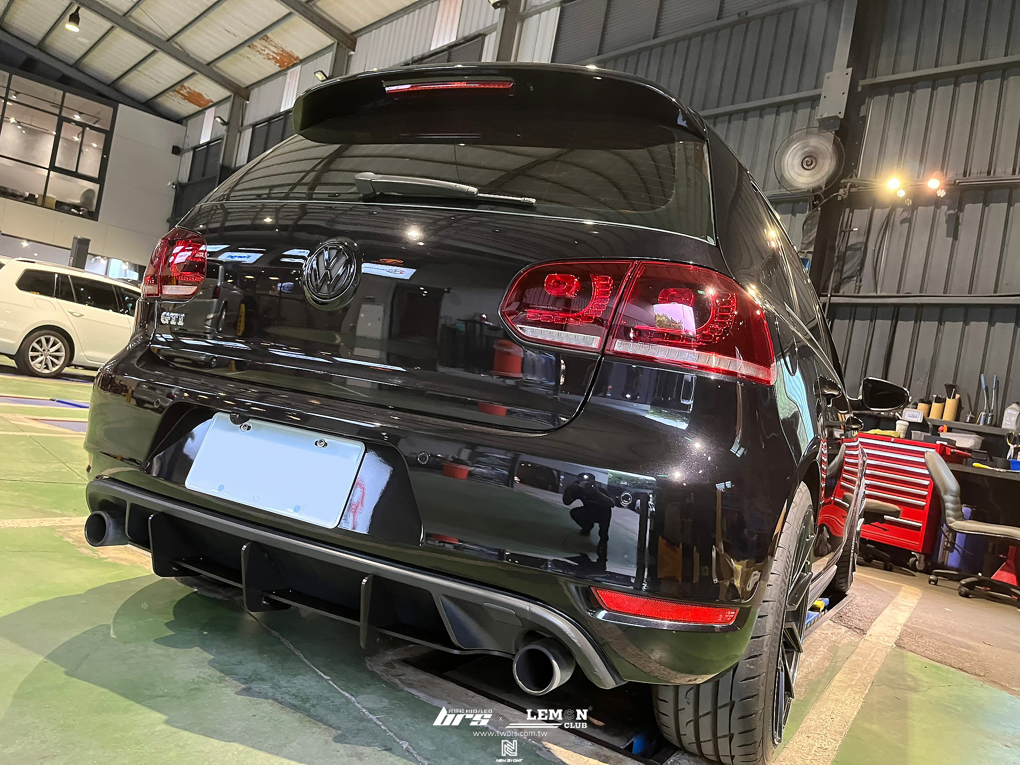 Volkswagen Golf 6 GTI 安裝 水轉印碳纖維後視鏡蓋+類MAX後下擾流