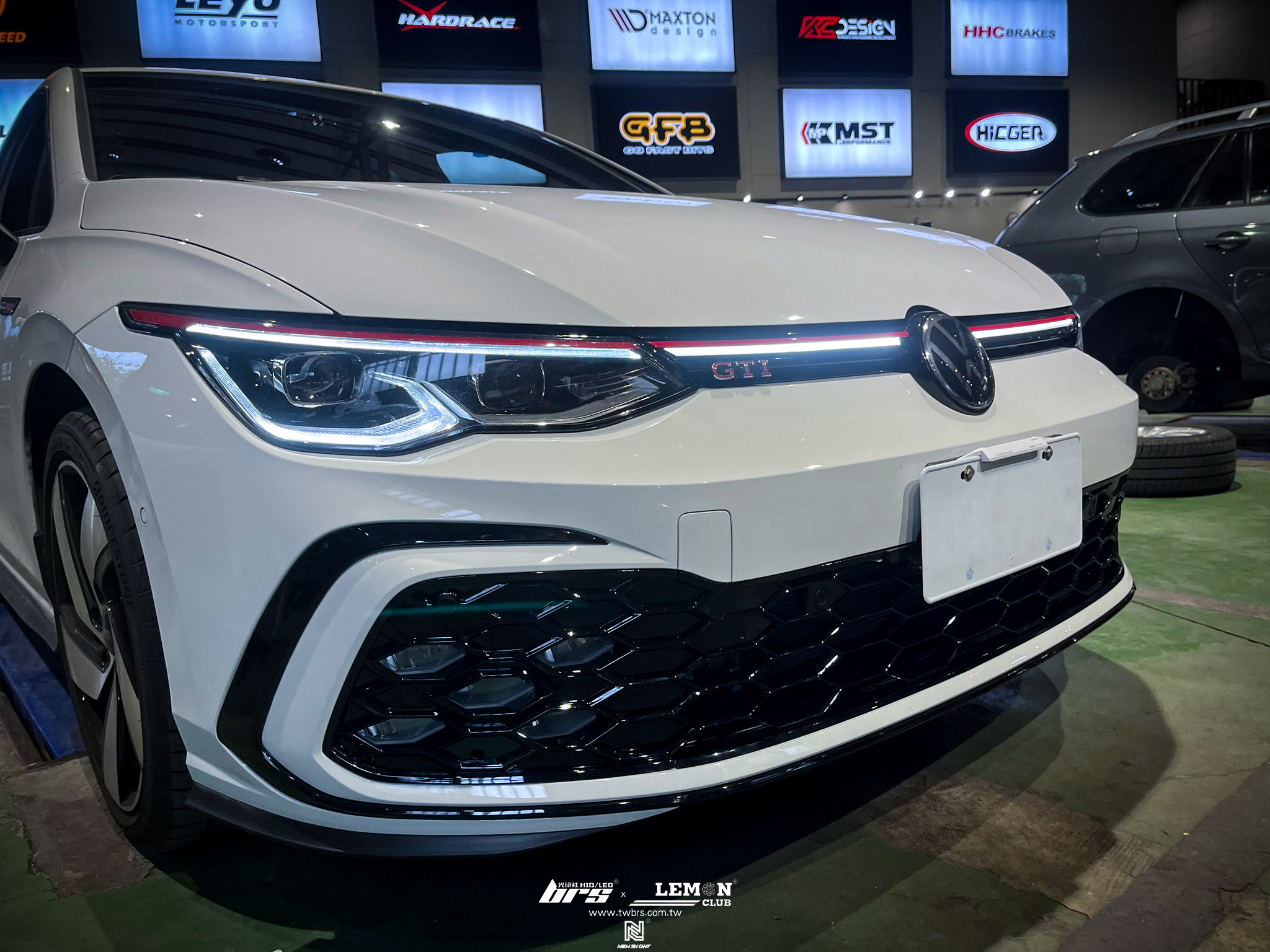 Volkswagen Golf 8 GTI 安裝 前保夜色套件