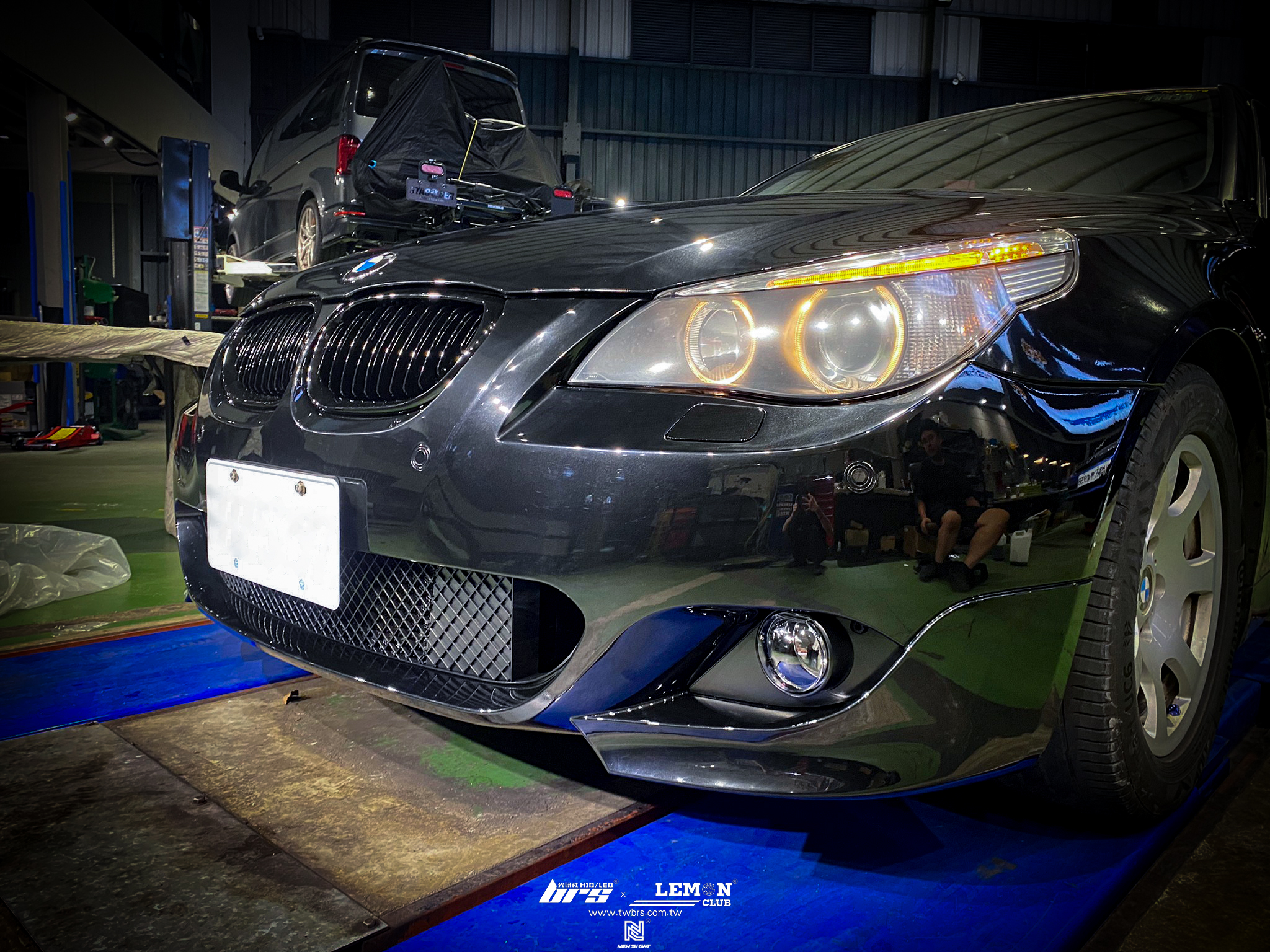 BMW E60 安裝 M版前保桿+亮黑水箱罩