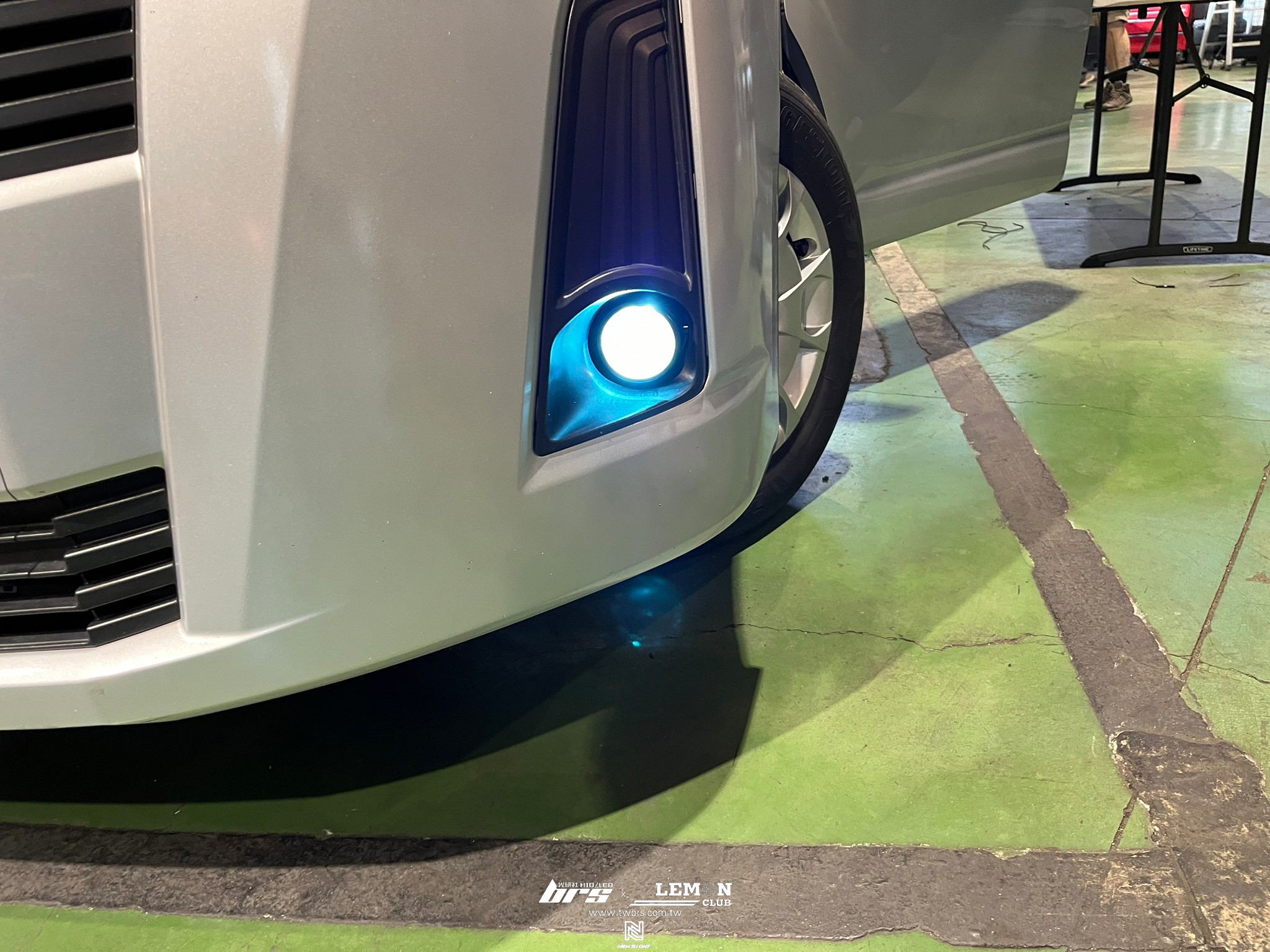 Toyota Hiace 安裝 專用魚眼霧燈