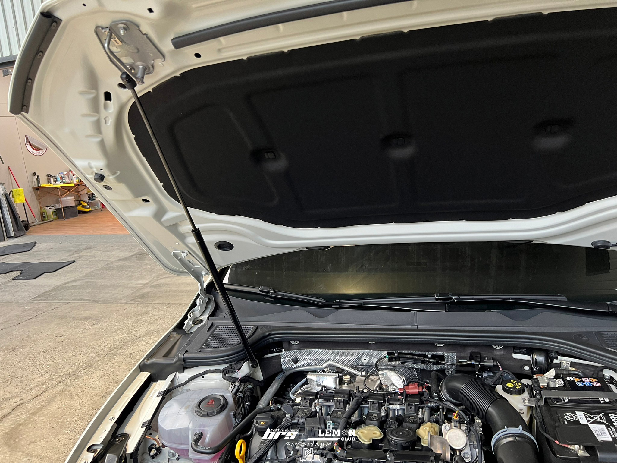 Volkswagen Golf 8 安裝 原廠直接式胎壓系統搭配ORO金屬黑氣嘴+引擎蓋油壓撐桿