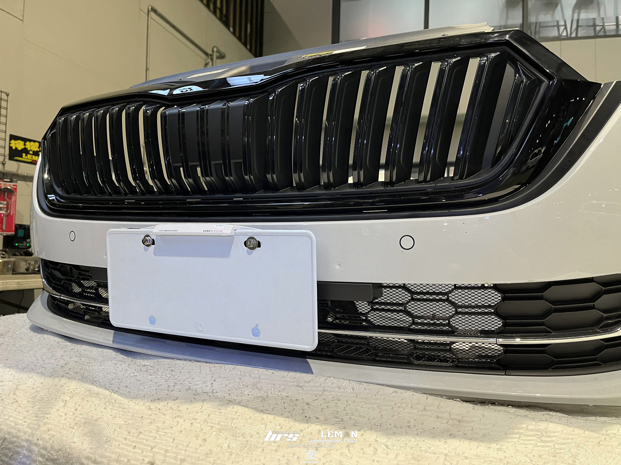 Skoda Octavia MK4 安裝 保桿防跳石網+亮黑水箱罩框