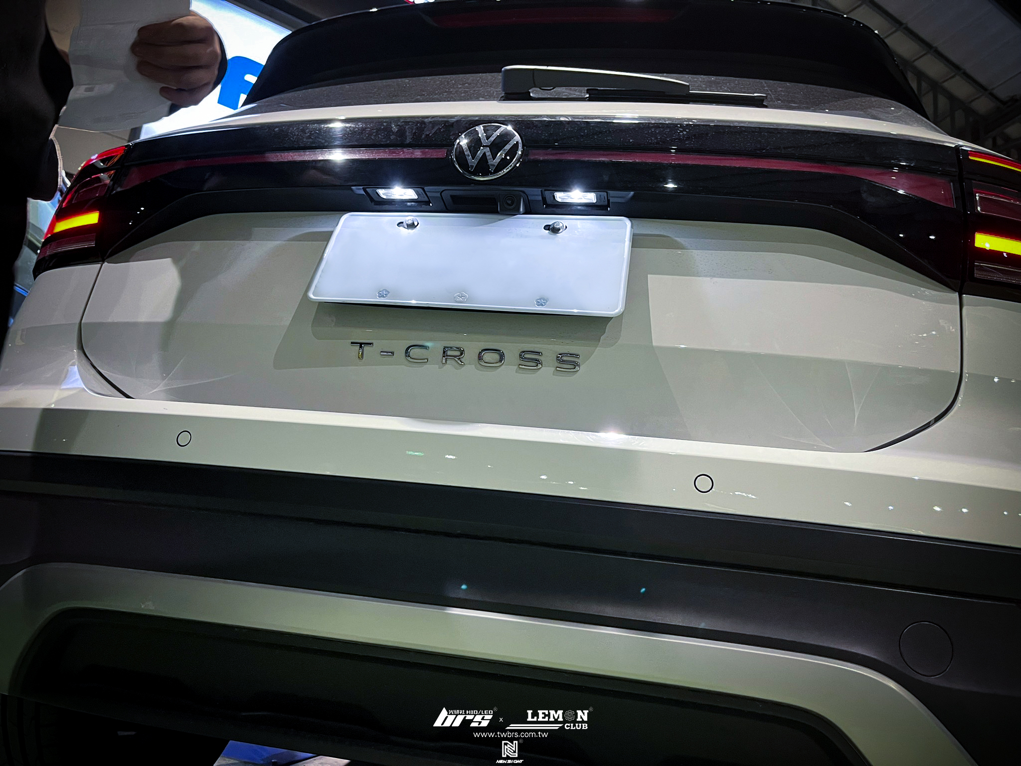Volkswagen T-Cross 安裝 把手式倒車顯影鏡頭(無軌跡版)