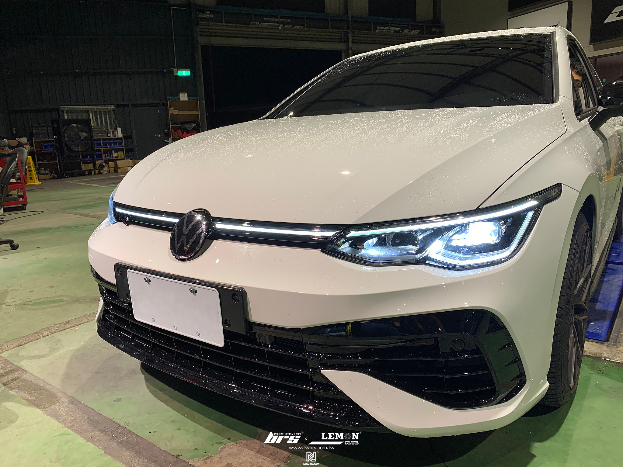Volkswagen Golf 8 安裝 R-Line水箱罩(含連貫式燈條)+亮黑後視鏡蓋