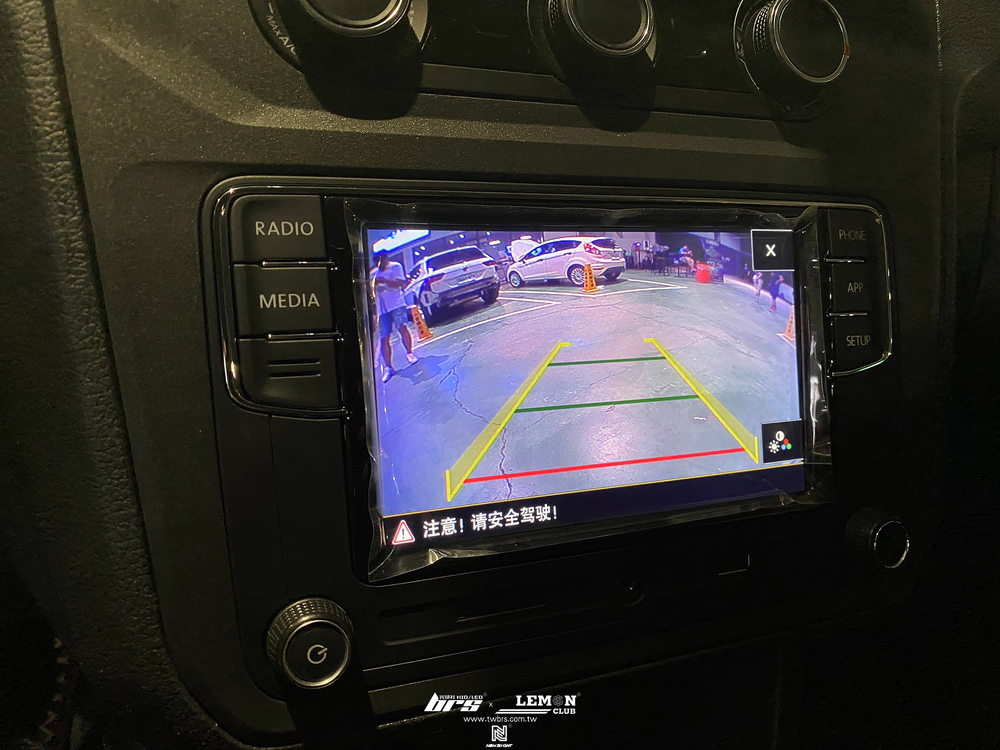 Volkswagen Caddy 安裝 MIB音響主機+MIB主機專用把手式倒車鏡頭