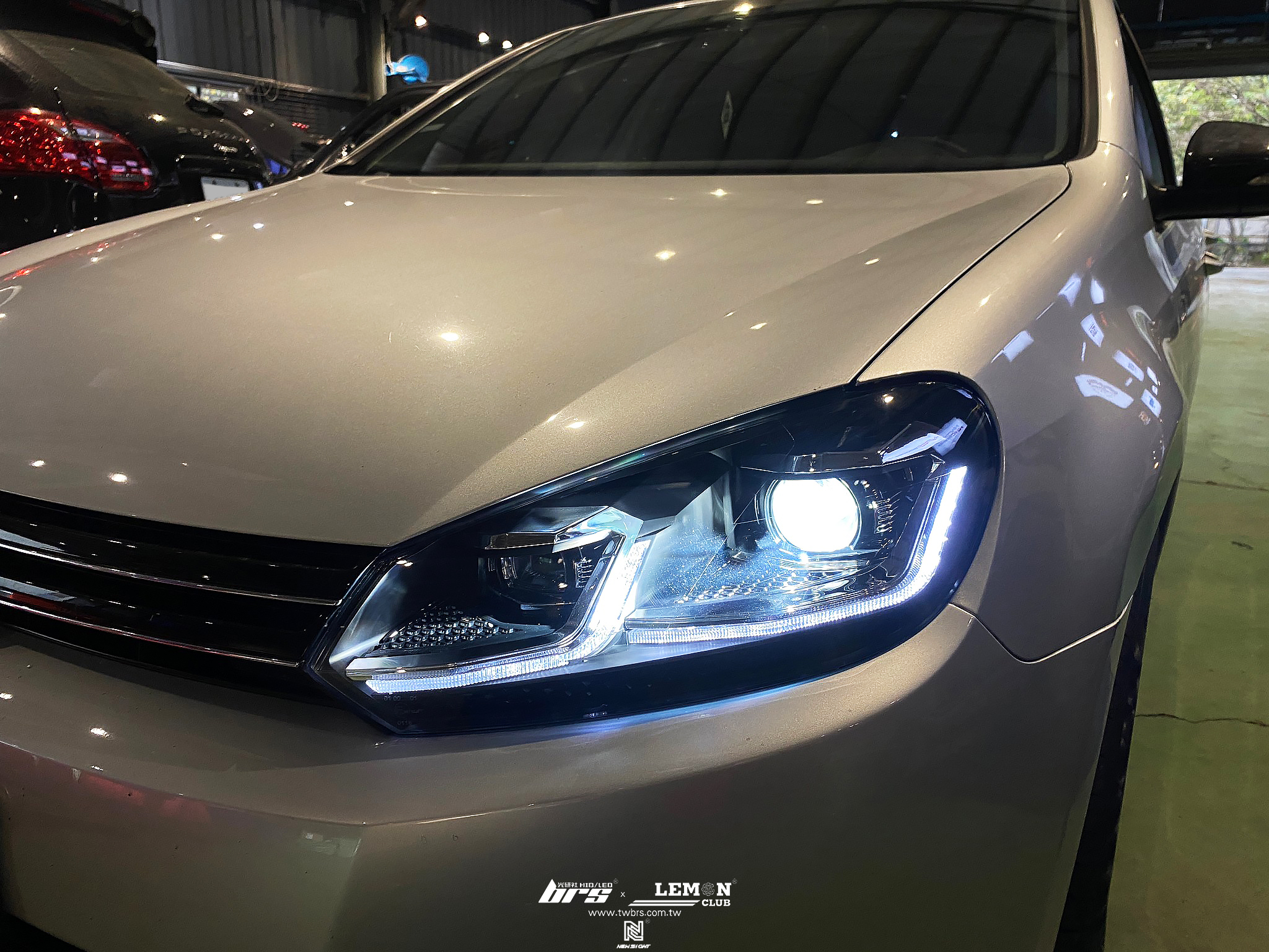 Volkswagen Golf 6 安裝 6改7.5銀線魚眼大燈總成+水轉印碳纖維後視鏡蓋+Leyo後雨刷移除塞