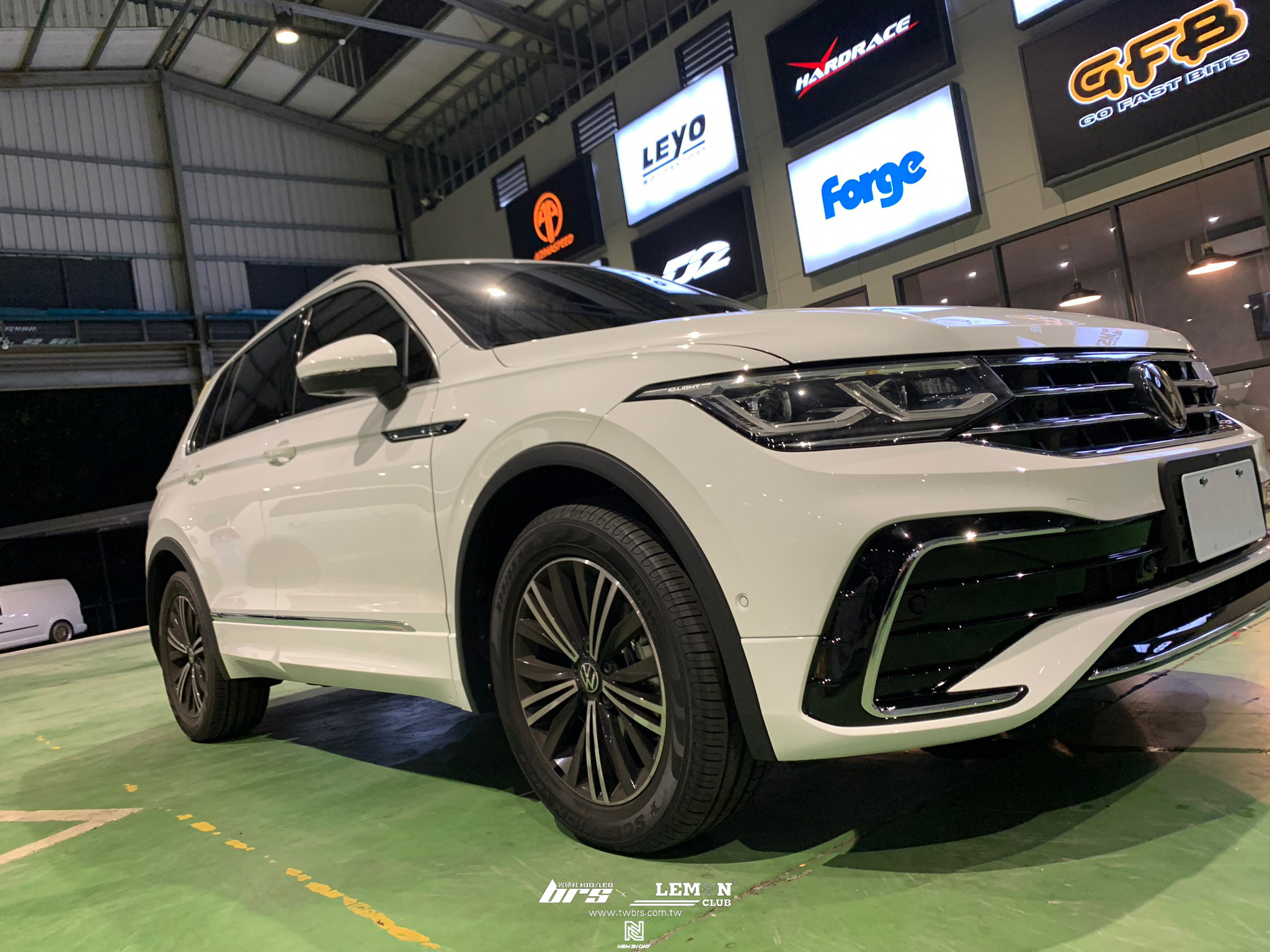 Volkswagen New Tiguan 安裝 R-Line前後保桿+R-Line門下飾板+R-Line尾翼+環景校正