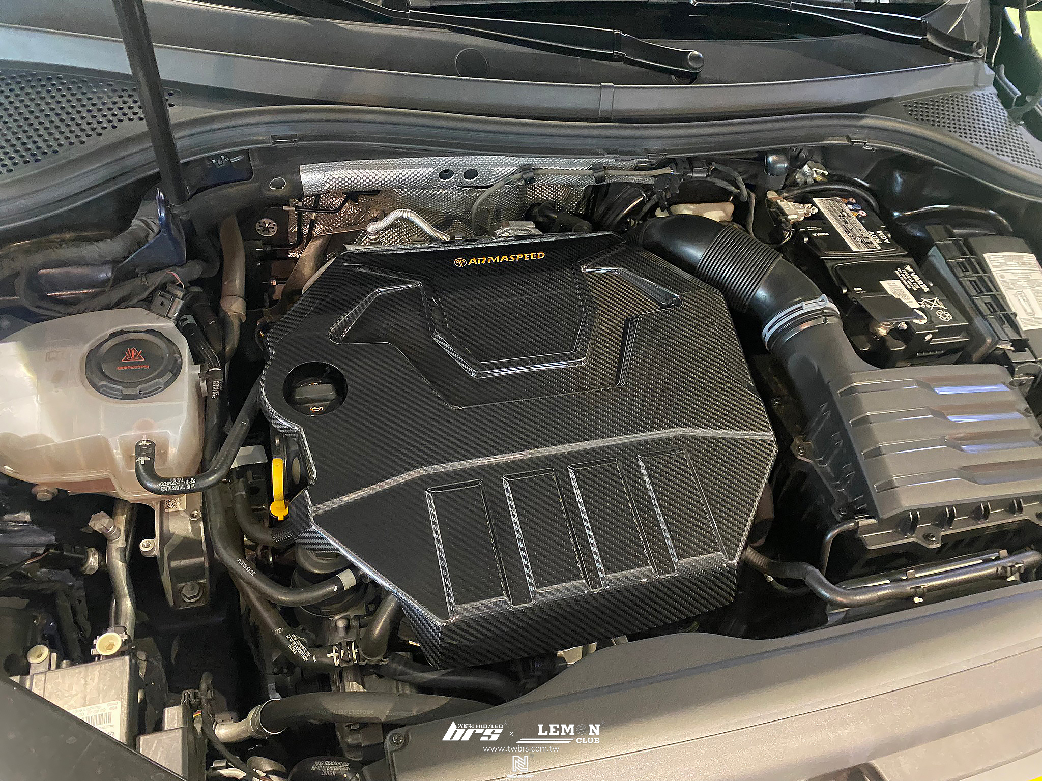 Volkswagen New Tiguan 安裝 碳纖維引擎上蓋