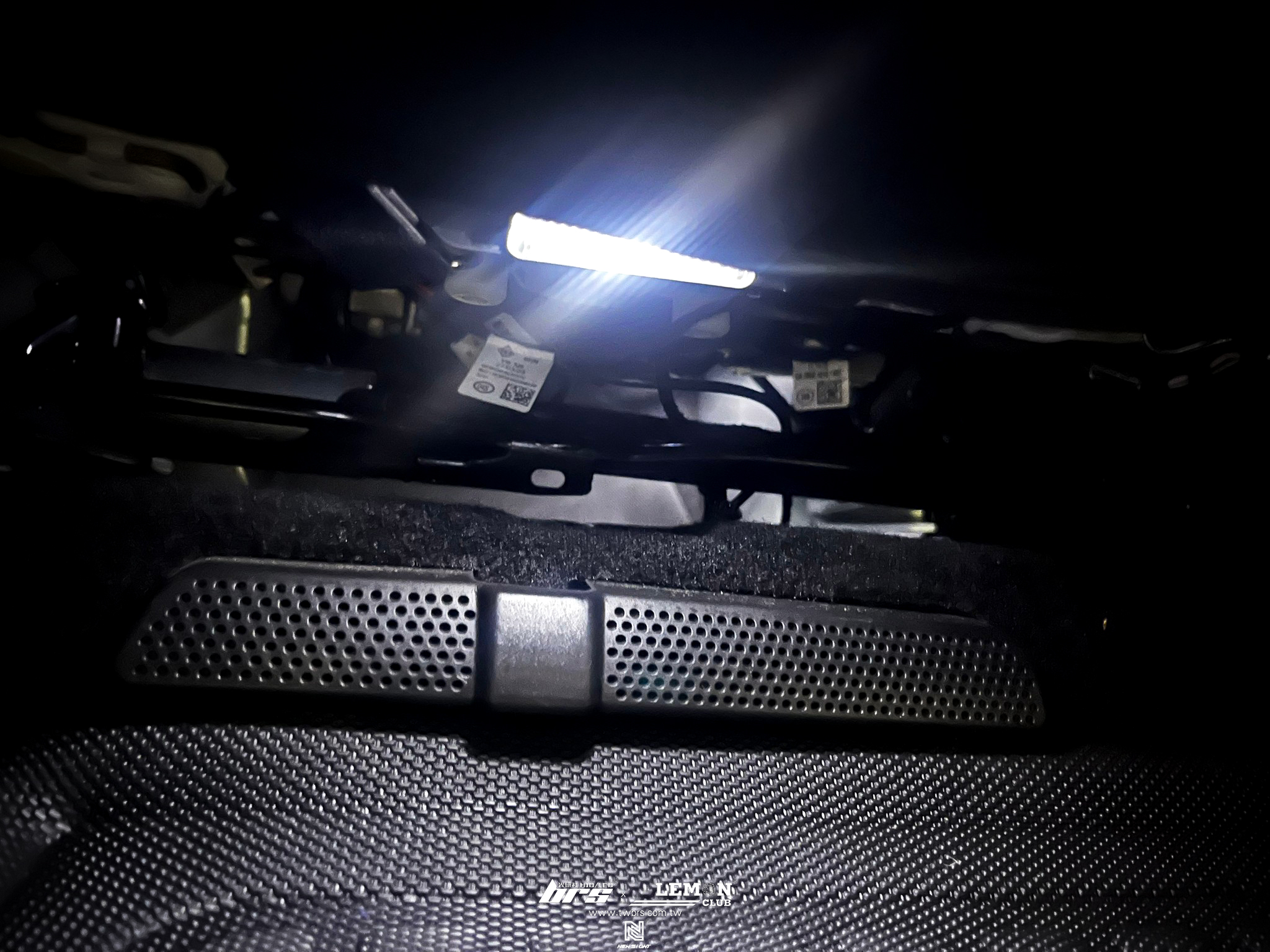 Volkswagen New Tiguan 安裝 專用原廠後座腳窩燈