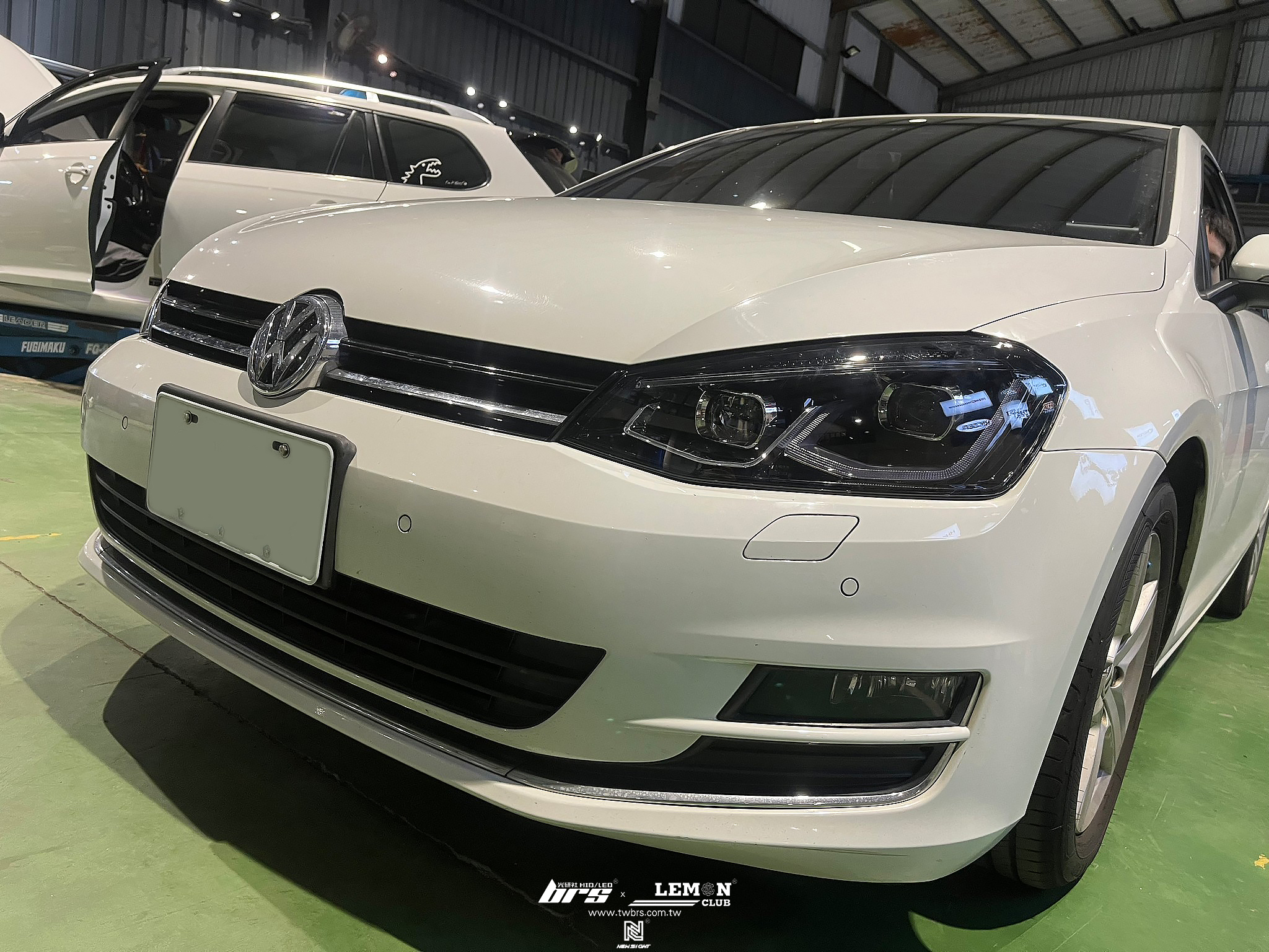Volkswagen Golf 7 安裝 7改8代魚眼大燈總成+大燈35W 6000K HID
