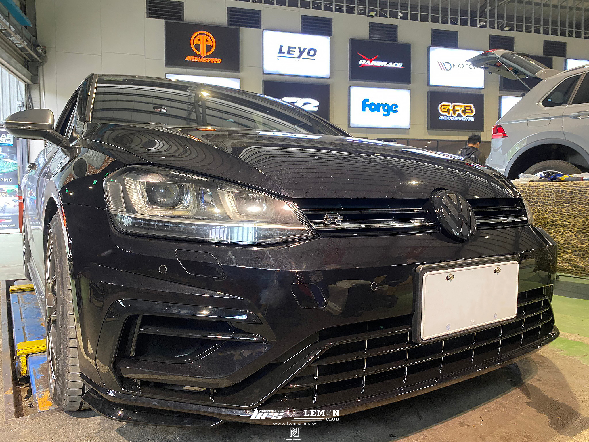 Volkswagen Golf 7 安裝 7.5R前保桿+前黑標