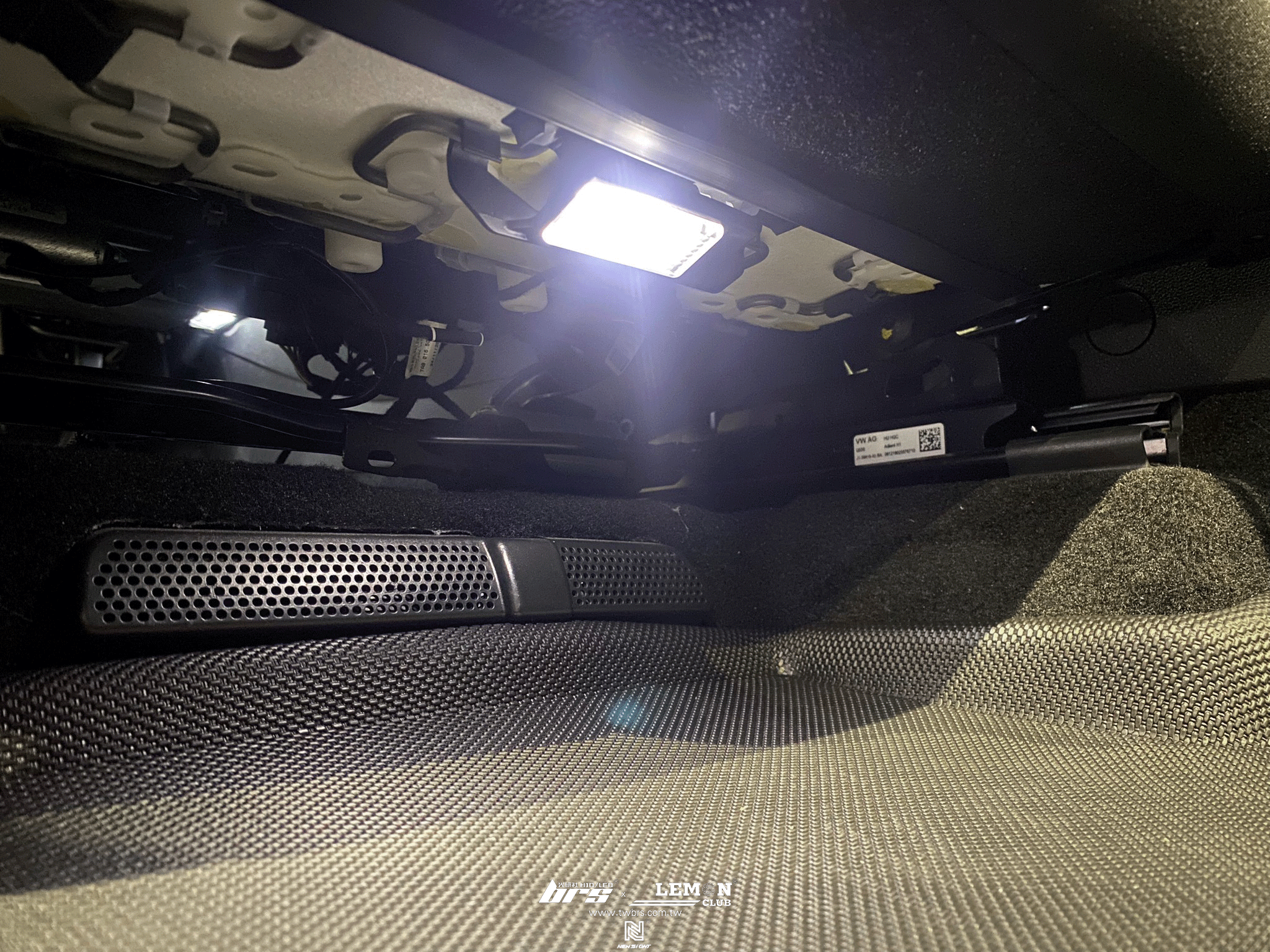 Volkswagen New Tiguan 安裝 原廠後座腳窩燈+投射式門邊燈(新R標)
