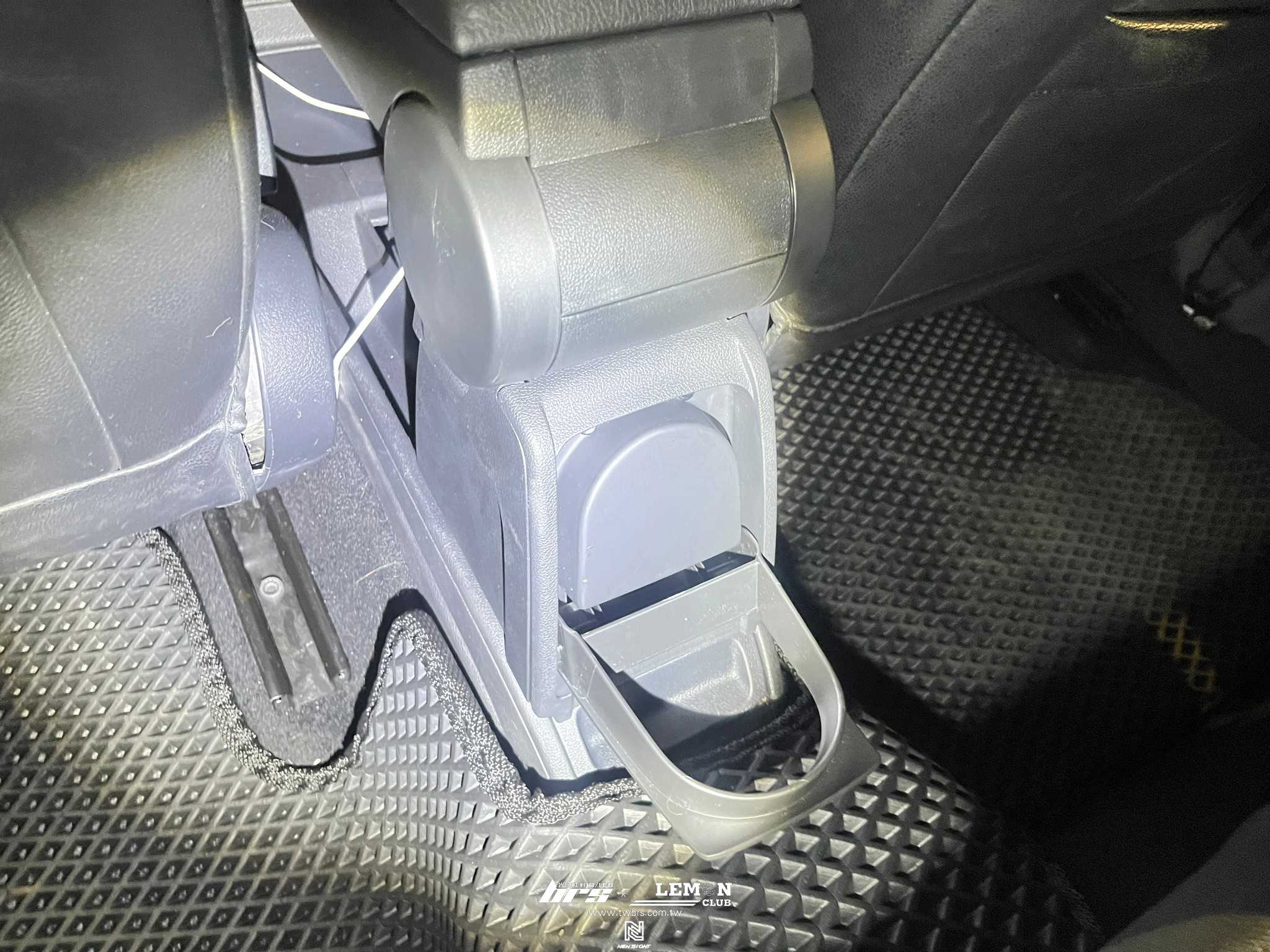 Volkswagen Polo 安裝 原廠中央扶手