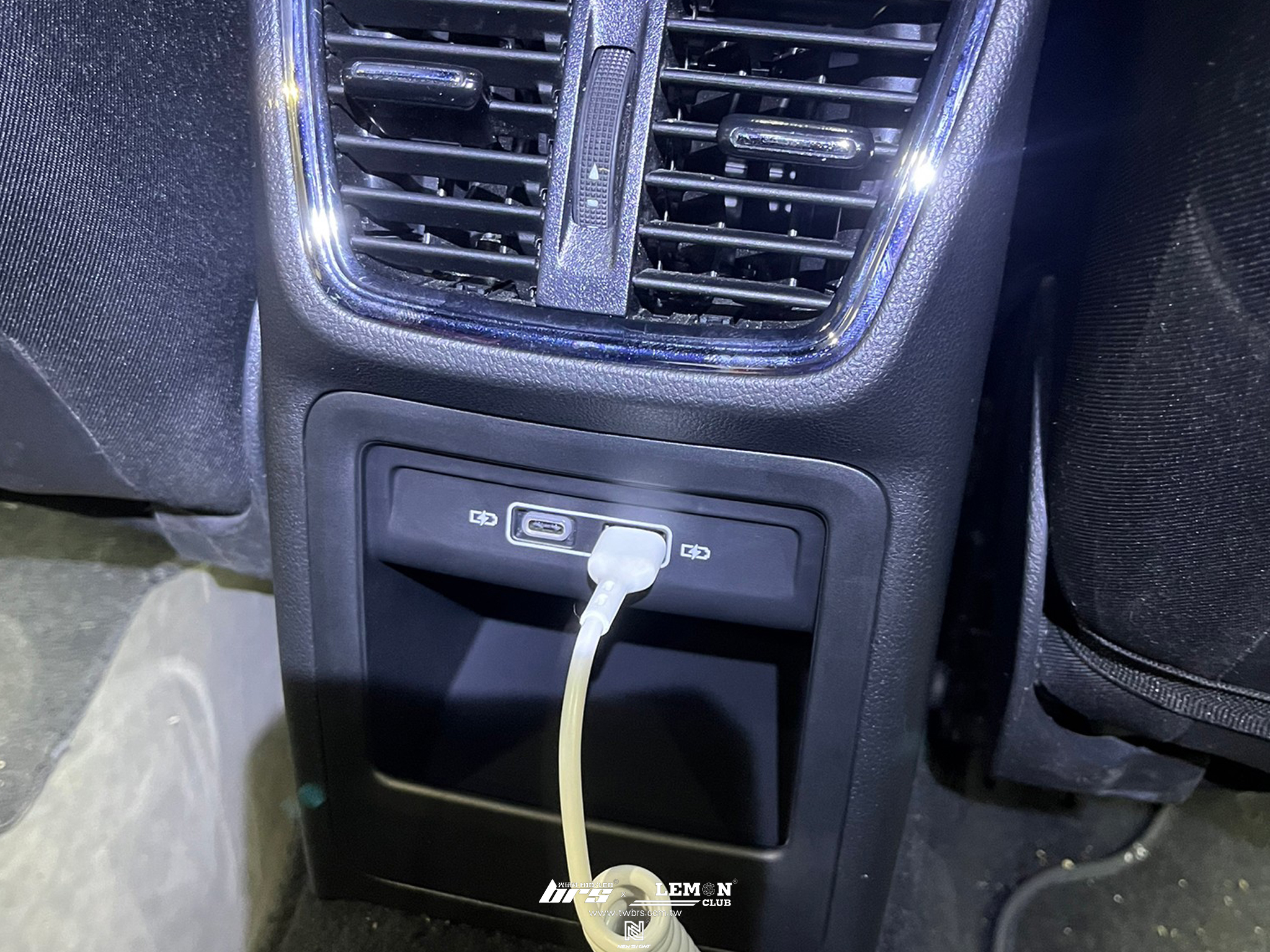 Skoda Octavia 安裝 後座USB充電座