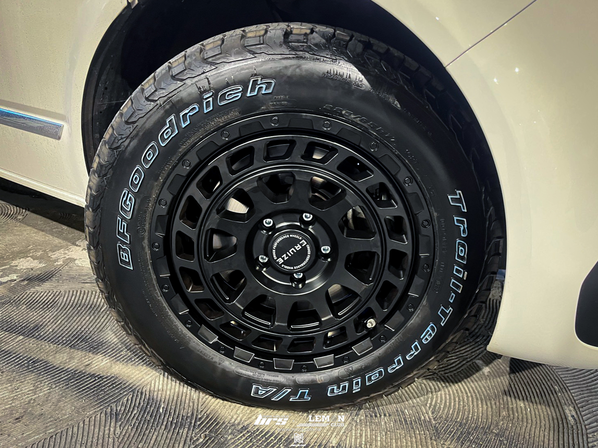 Volkswagen T6.1 安裝 BFGoodrich 225/65/17 胎皮+Cruize17吋越野風鋁圈+HUNTER 3D電腦四輪定位+崁入式晴雨窗