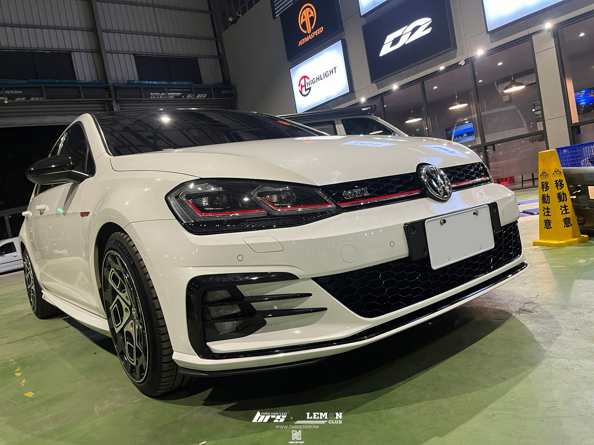 Volkswagen Golf 7 安裝 前保桿+7改7.5紅線魚眼大燈總成+HIGHLIGHT 高階款LED燈泡+引擎蓋油壓撐桿