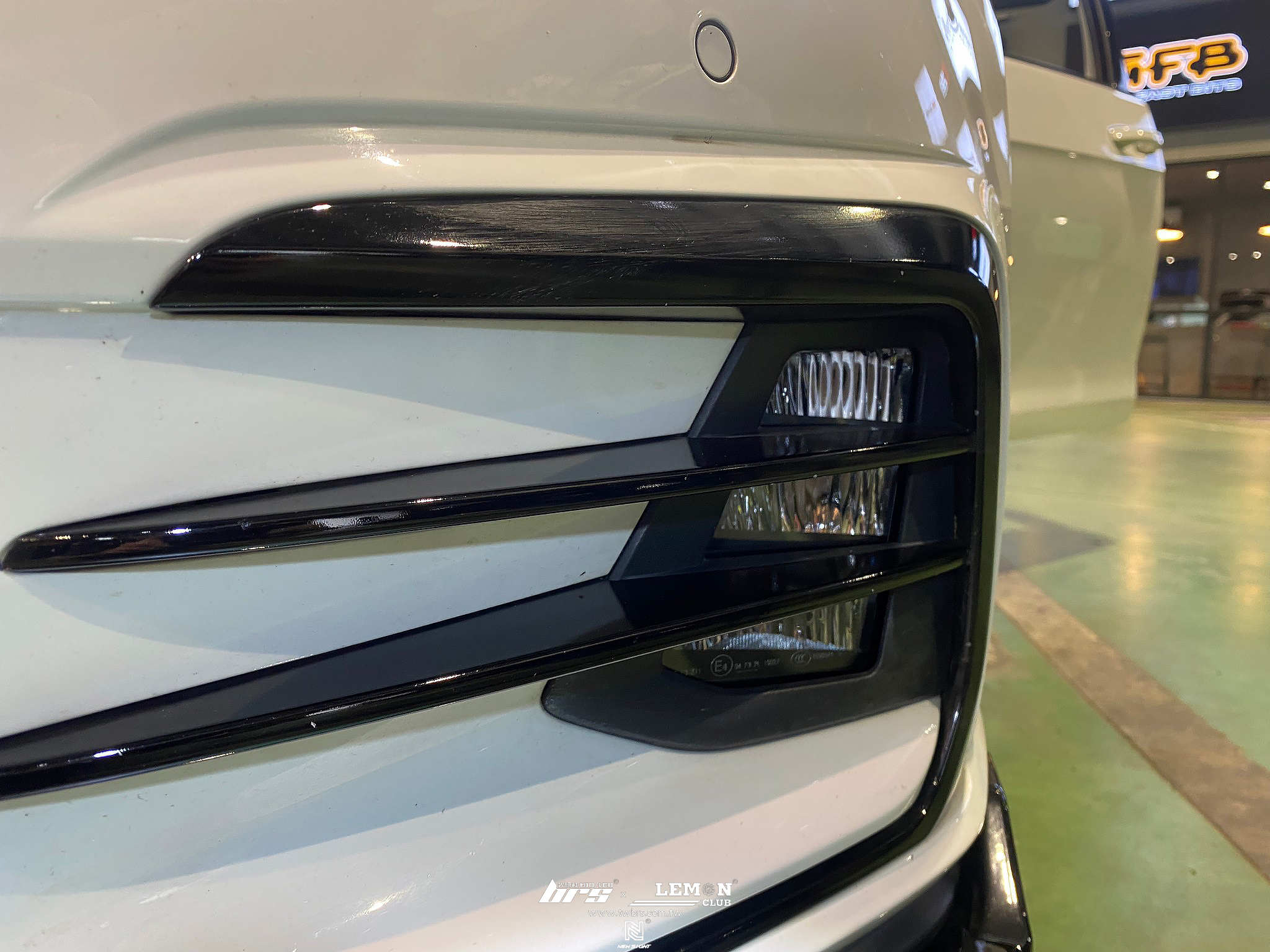 Volkswagen Golf 7.5 GTI 安裝 左前霧燈總成