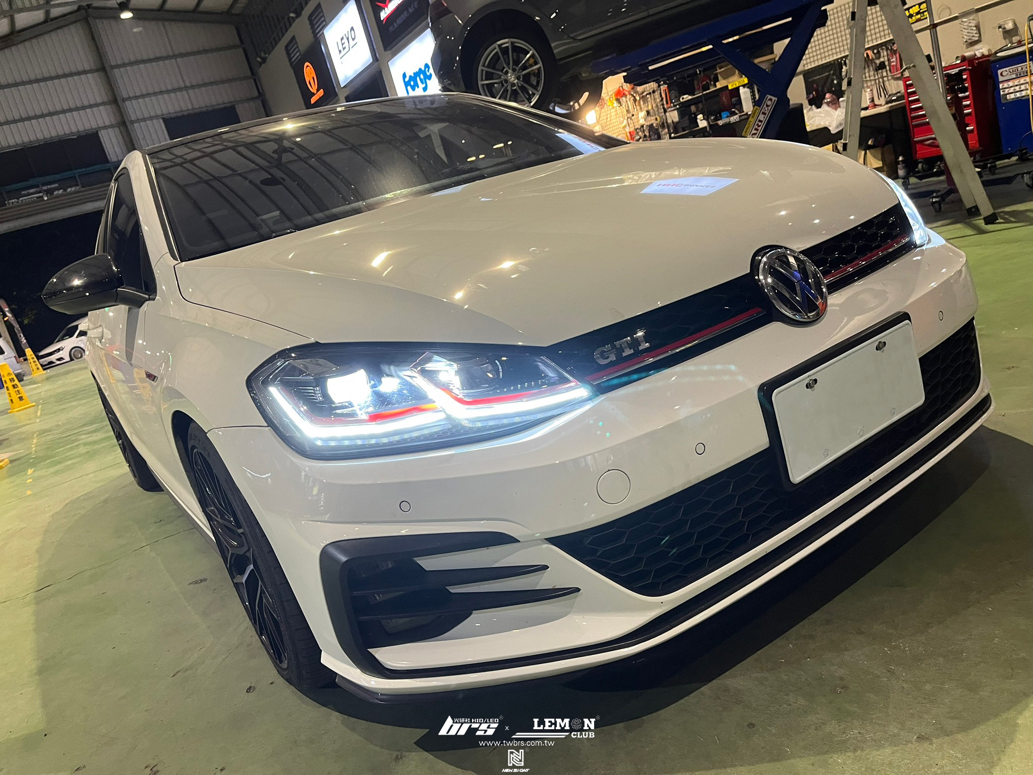 Volkswagen Golf 7.5 GTI 安裝 紅線魚眼大燈總成+Highlight SS款(高階款) 6000K LED+類O尾翼
