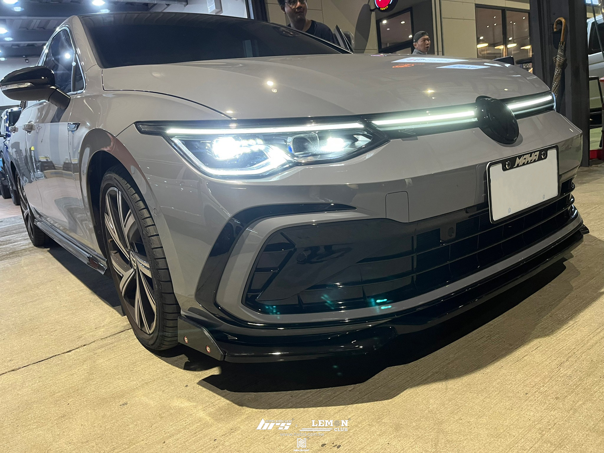Volkswagen Golf 8 安裝 類MAX前下巴+鋼琴黑後視鏡蓋