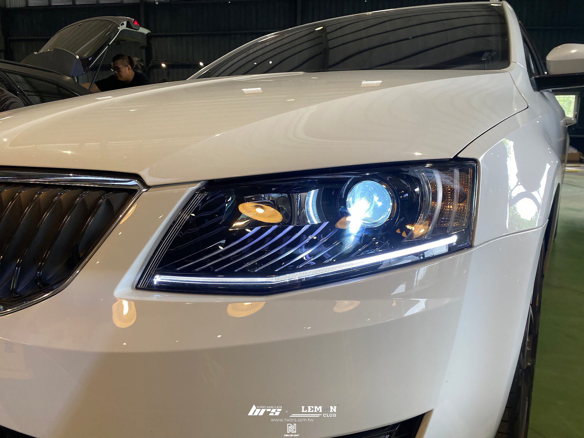 Skoda Octavia 安裝 魚眼大燈總成