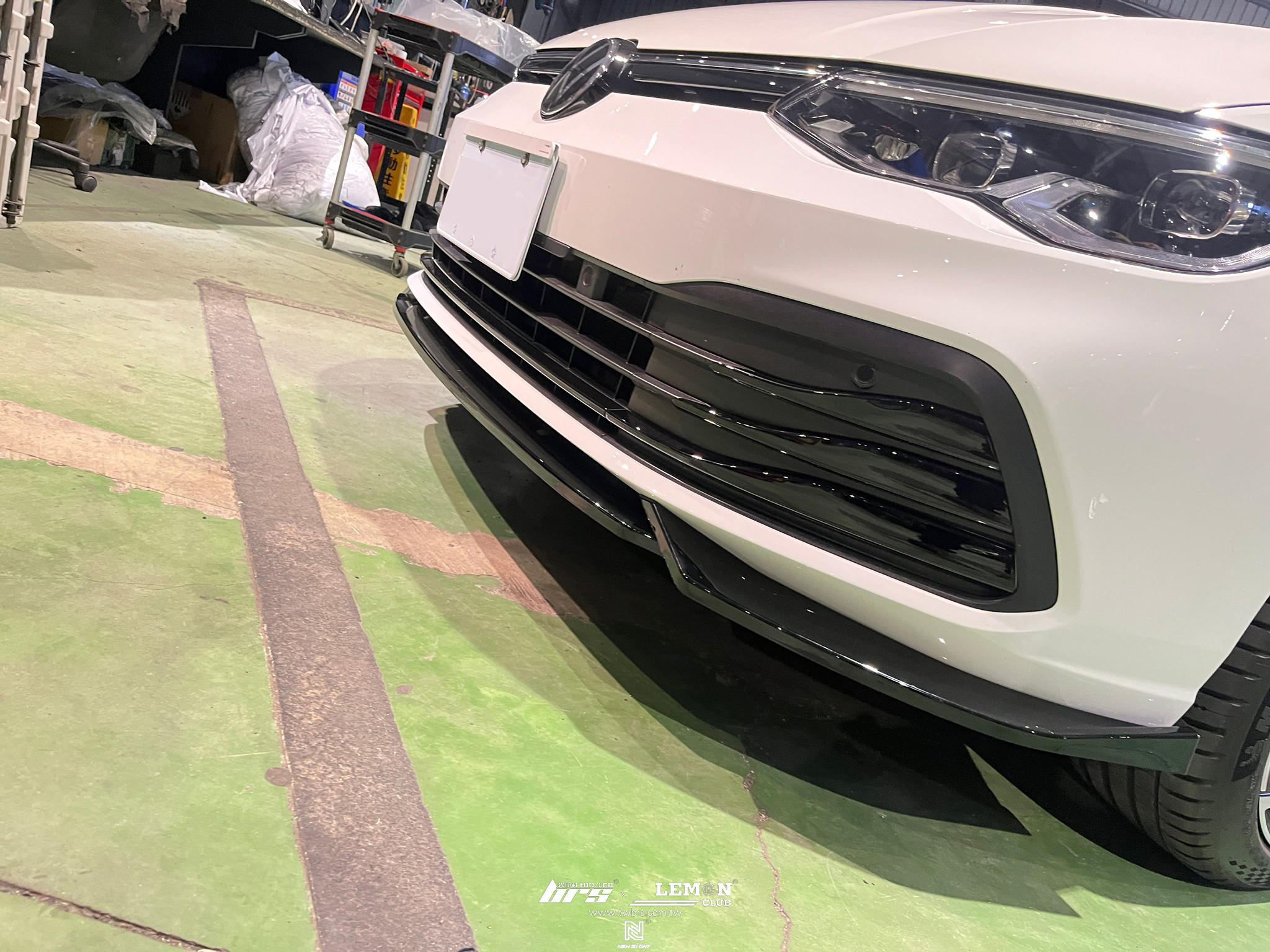 Volkswagen Golf 8 安裝 三件式前下巴
