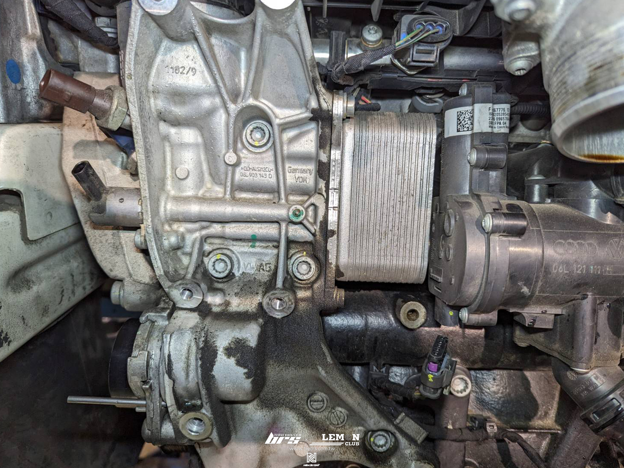 Skoda Superb 保養(德國Rheinol萊茵機油5W30+原廠機油芯+原廠洩油螺絲+原廠洩油螺絲墊片+機油冷卻器+機油冷卻器墊片+機油冷卻器連接管+DOT4號煞車油+水泵浦+節溫器+副水桶+