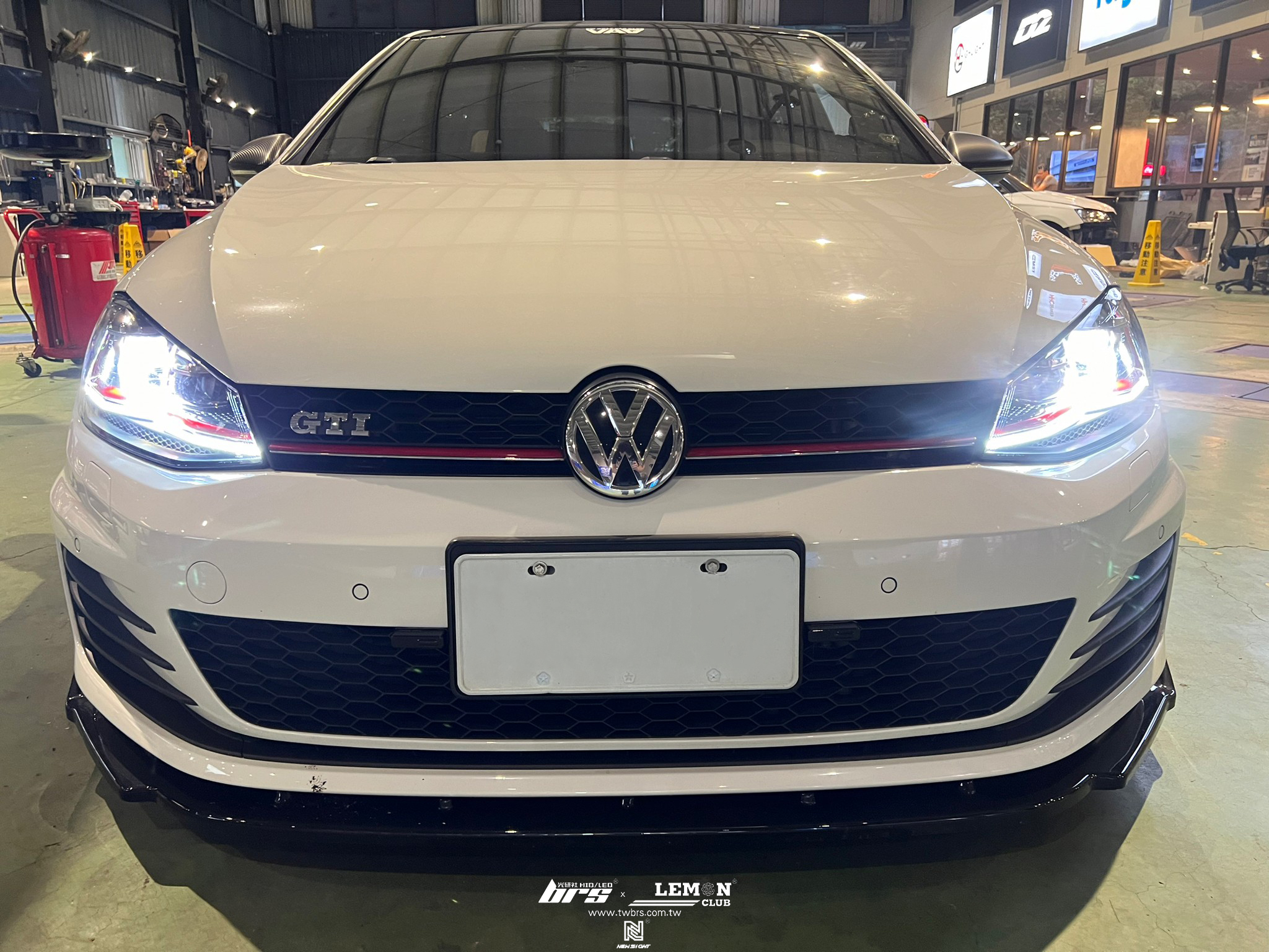 Volkswagen Golf 7 GTI 安裝 7改7.5紅線魚眼大燈總成+D2H 6500K 高階款LED