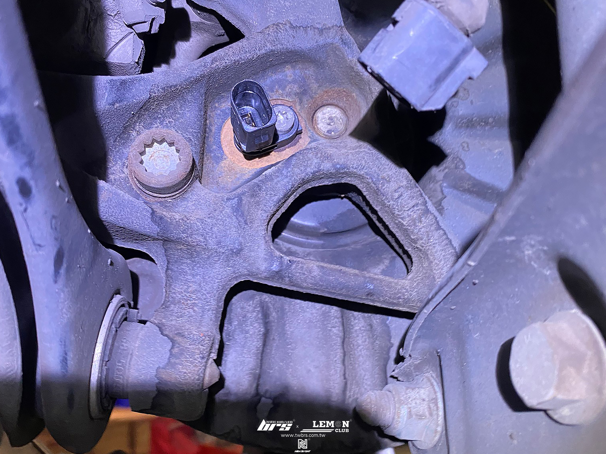 Skoda Octavia 安裝 右後輪速感知器