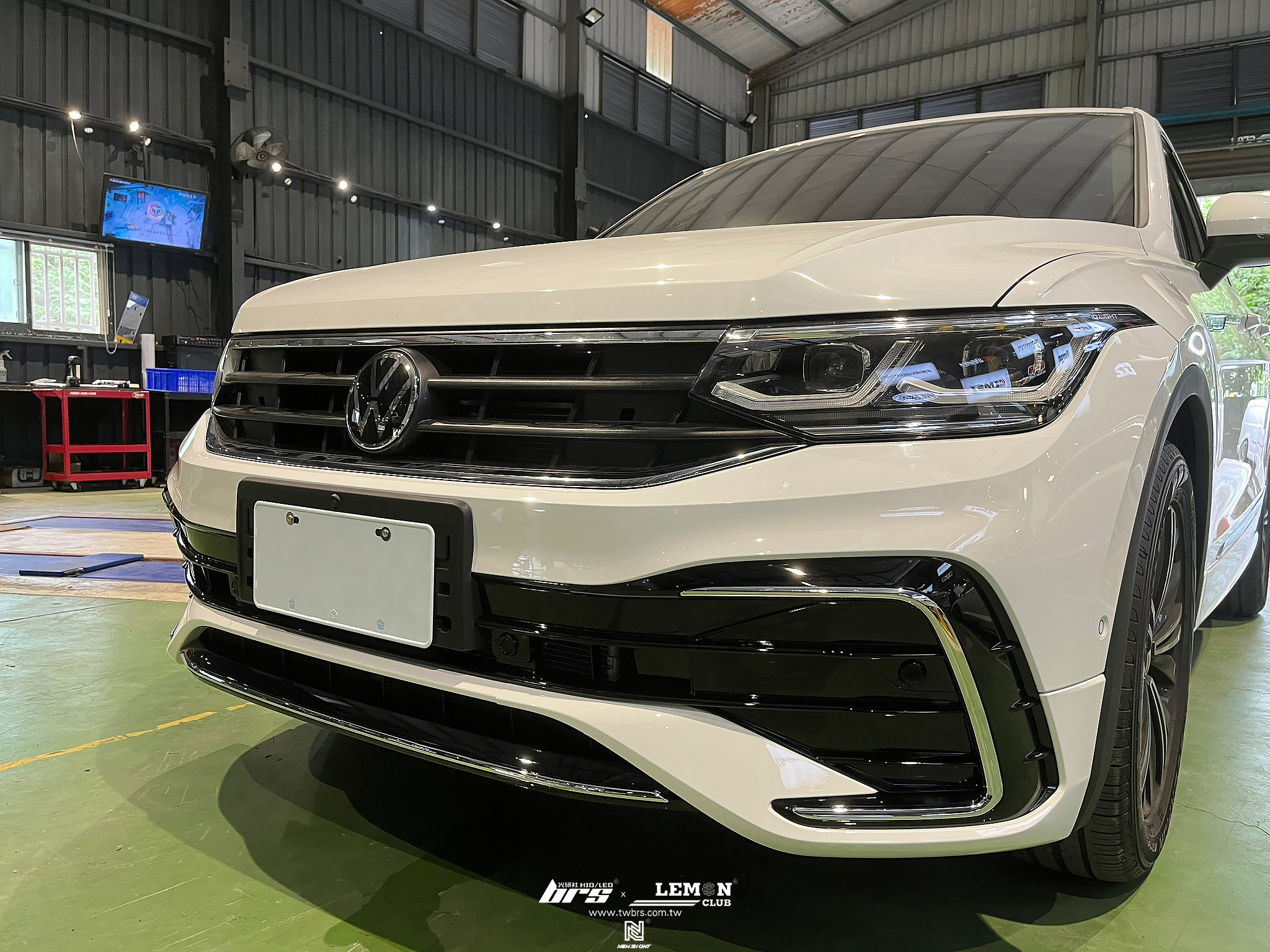 Volkswagen New Tiguan 安裝 21年式R-Line前保桿+21年式R-Line後保桿+R-Line尾翼+四門浪板烤漆+環景校正