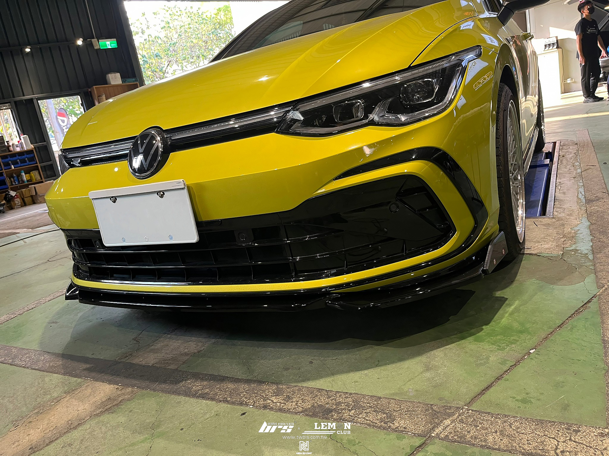 Volkswagen Golf 8 安裝 類MAX前下巴+Leyo後雨刷移除塞