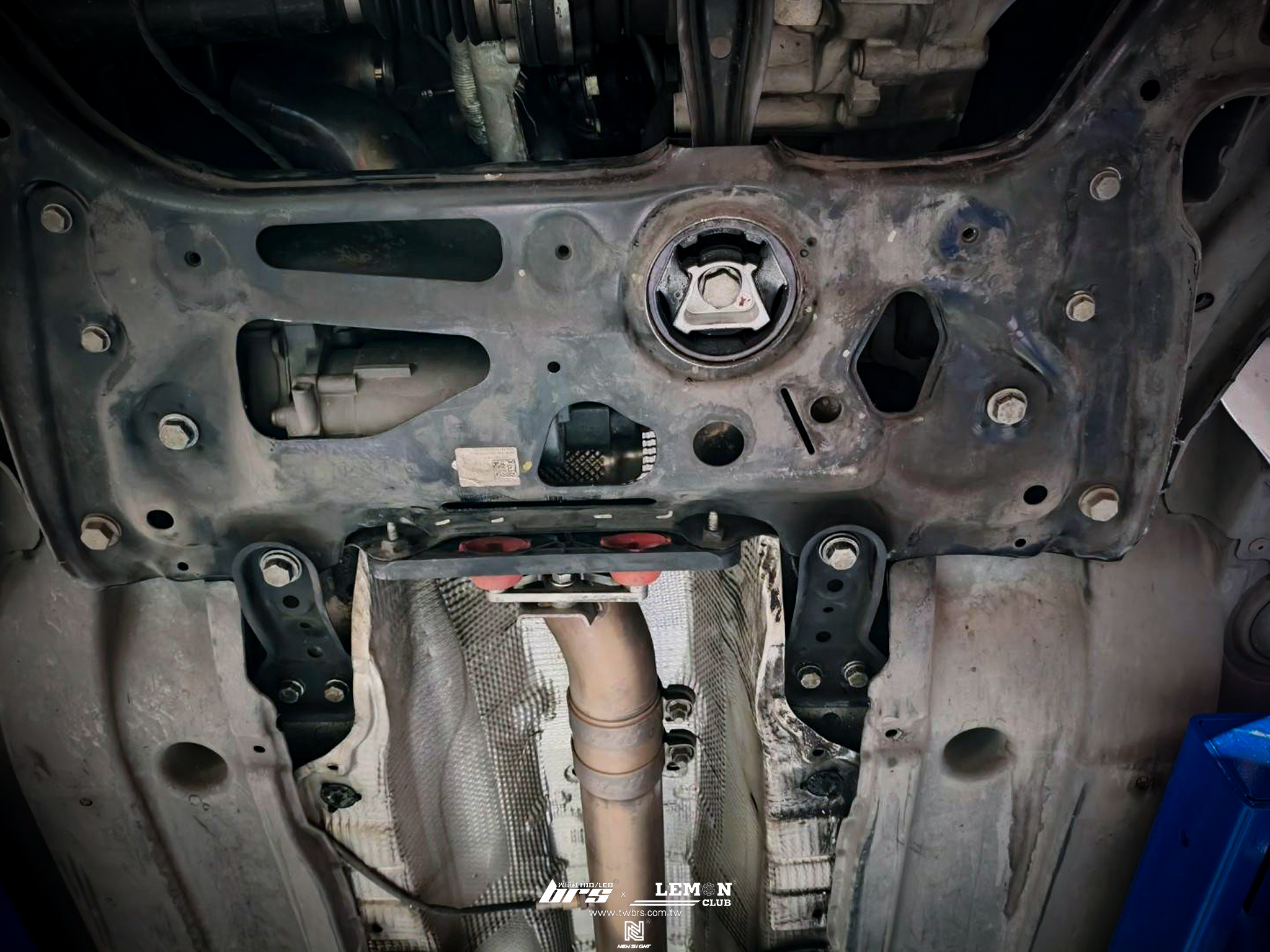 Skoda Superb 安裝 工字樑襯套組+HUNTER 3D電腦四輪定位