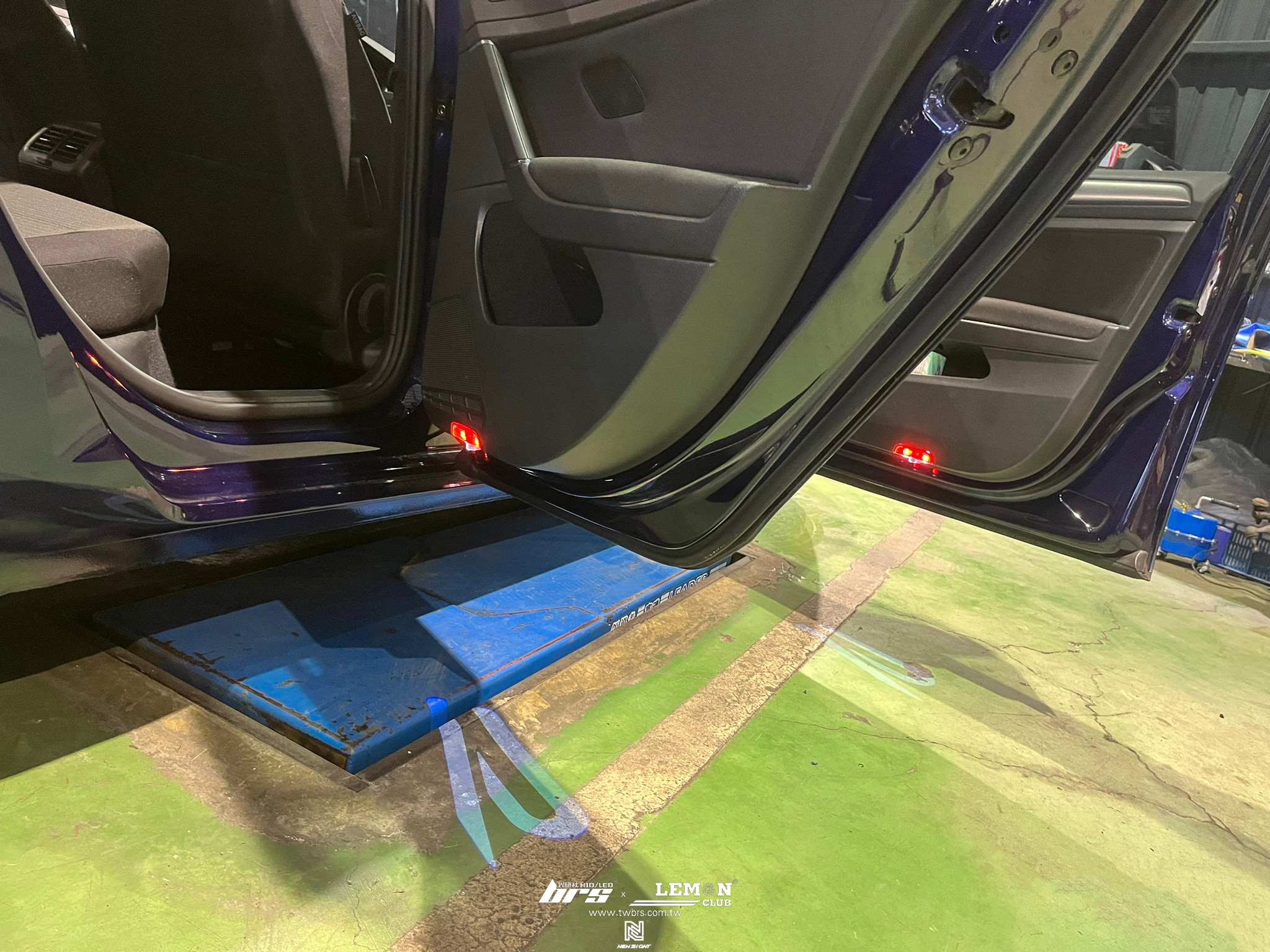 Volkswagen Golf 7.5 安裝 門邊燈+後黑標+蜂巢反光片