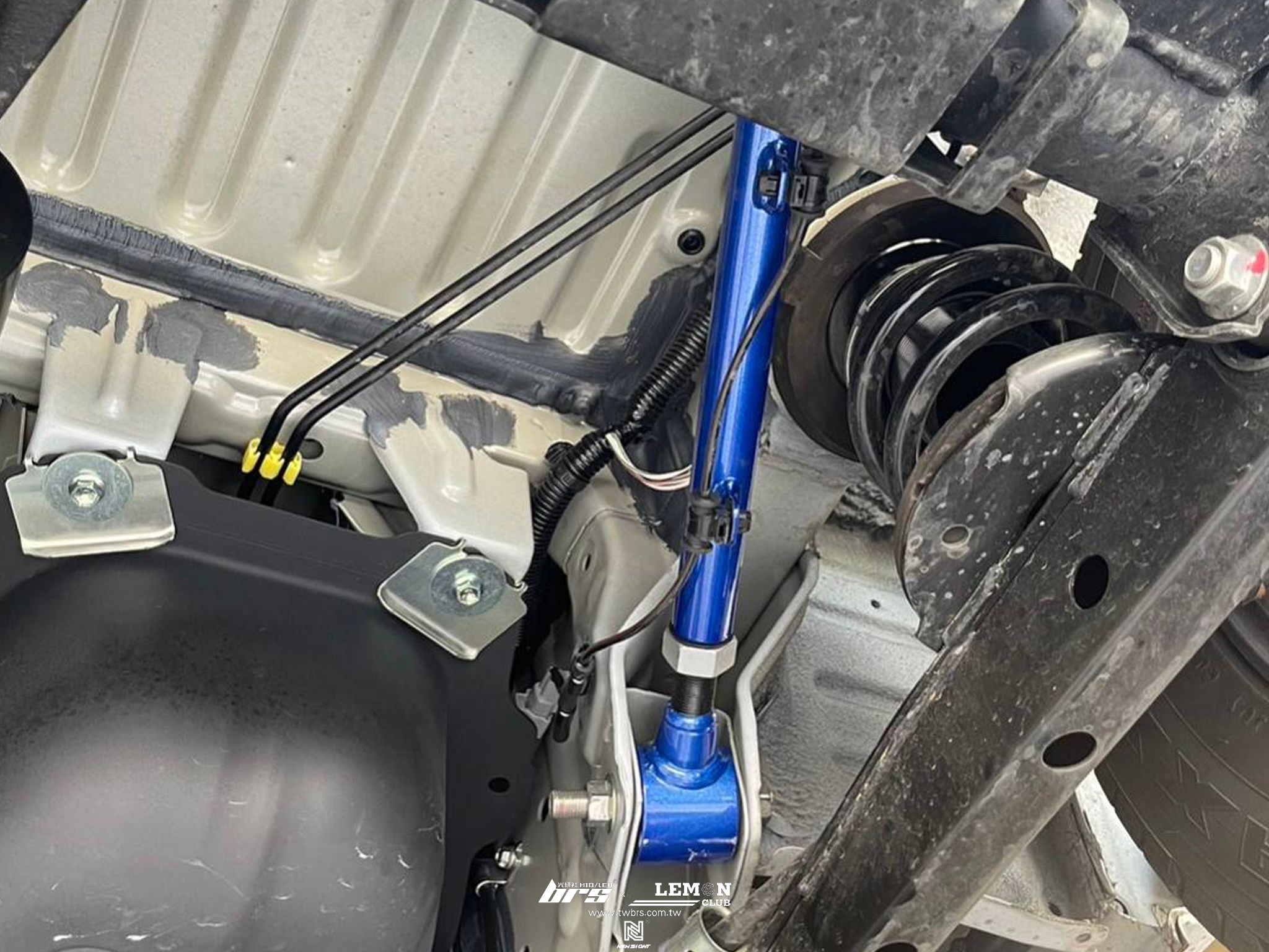 Toyota Town Ace 安裝 HARDRACE 後上拉桿+四輪定位